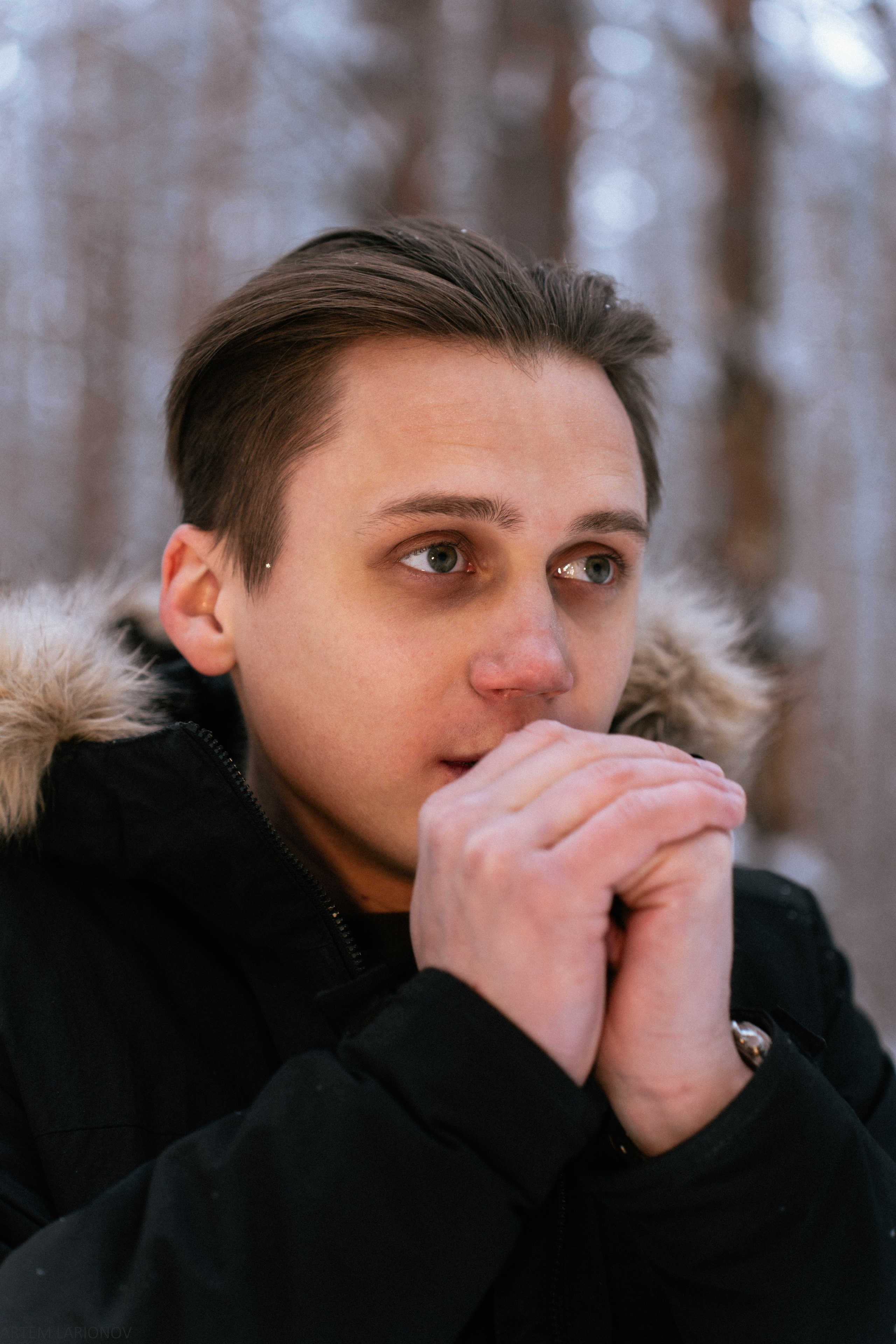 фото мужчины в снежном лесу