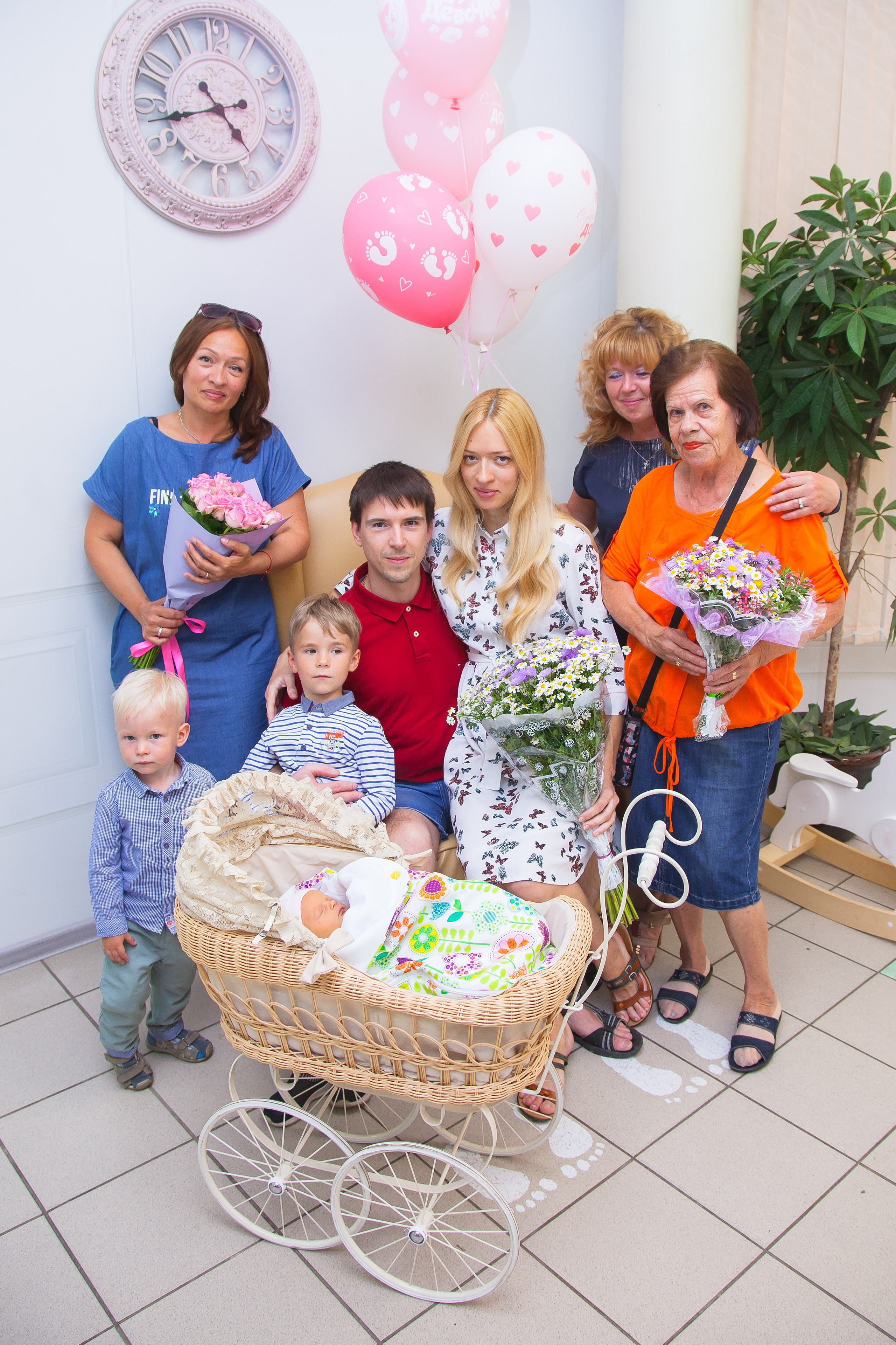 выписка из роддома - семейное фото