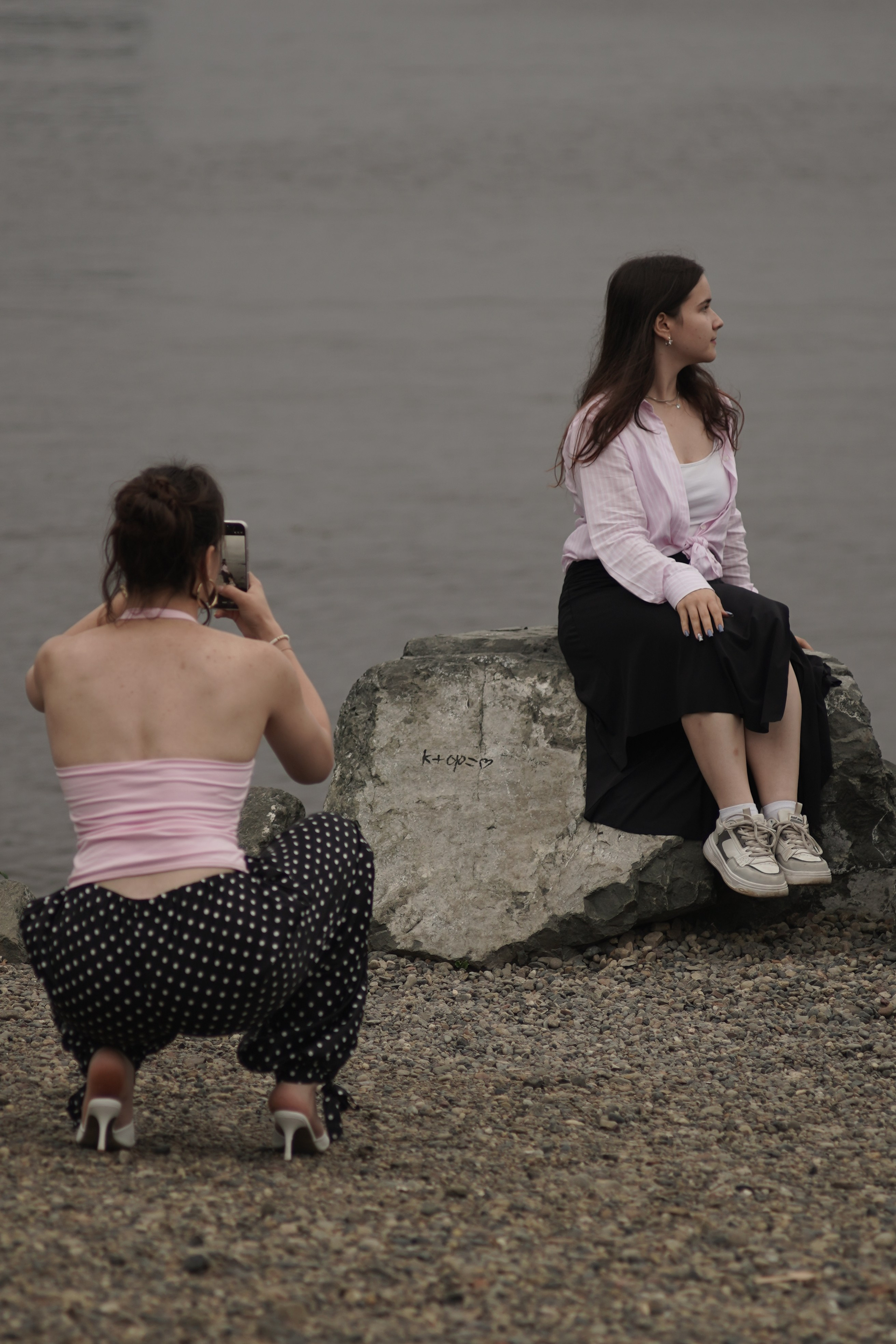 Фотосессия красивых девушек на набережной