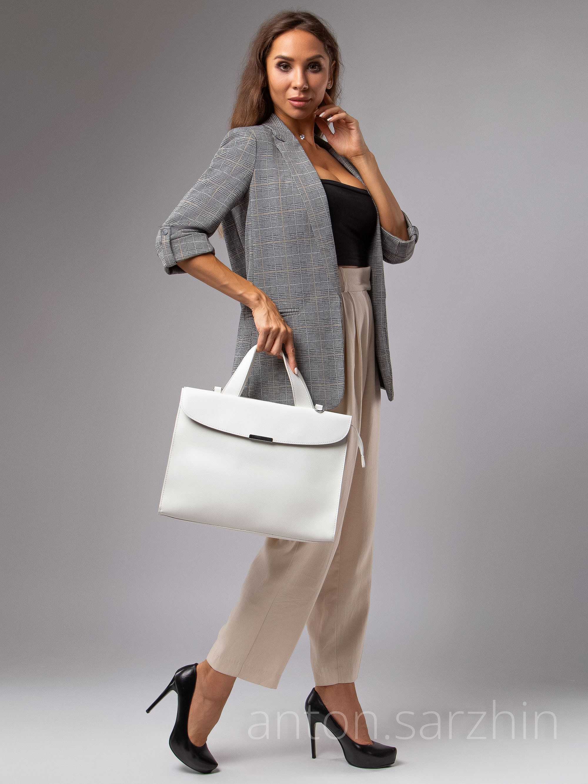 Съемка женского портфеля на модели