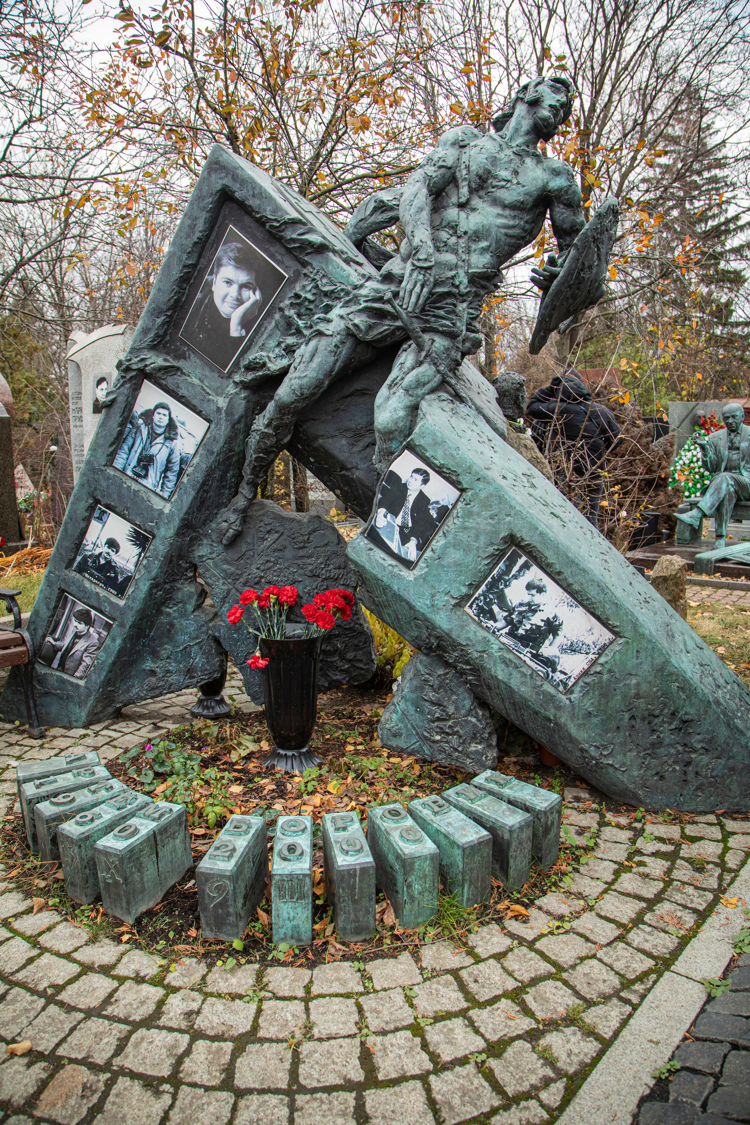 Осенняя прогулка по Новодевичьему кладбищу. Фотограф Сергей Ловкий