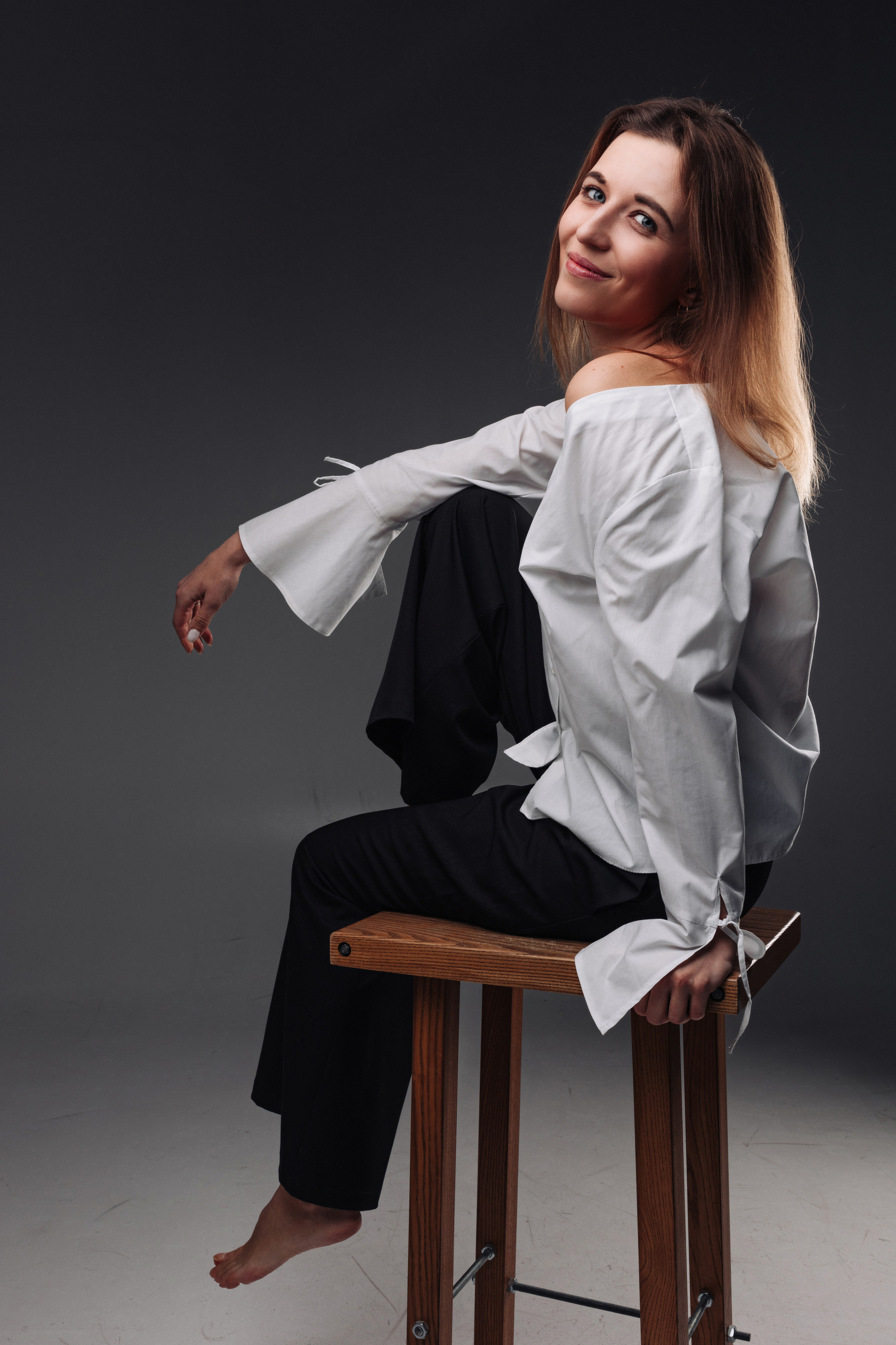 Студийная фотосъёмка, портрет девушки в рубашке на циклораме