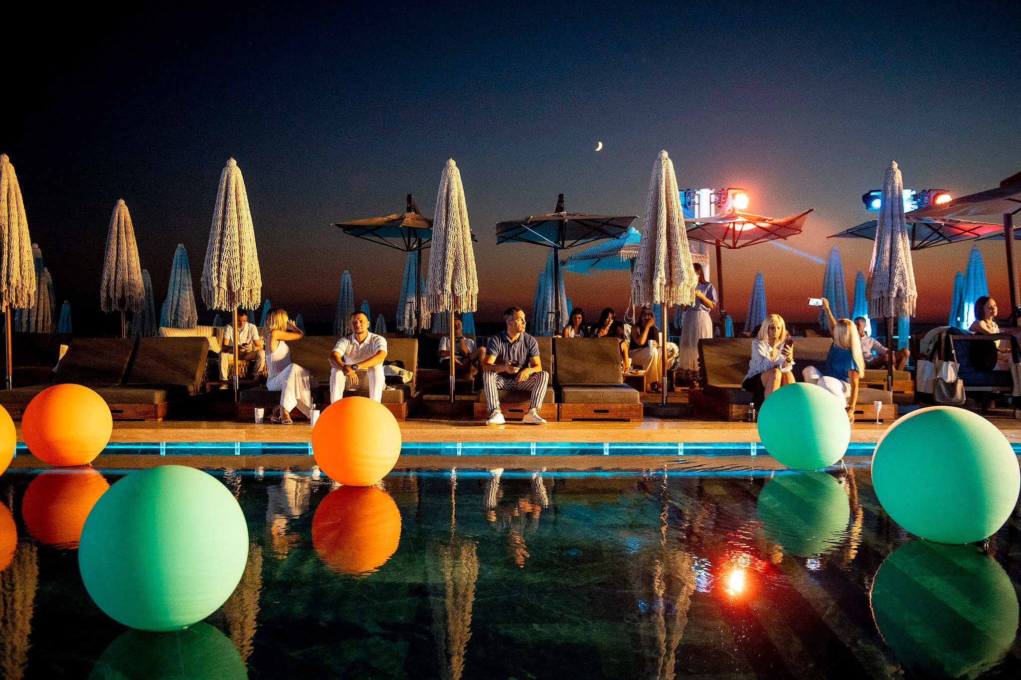 Брокеры на вечеринке для брокеров краснодарского девелопера Astrum Group в рамках проекта возведения гостиничного комплекса Alean Resort Montvert в Сочи. Съемка для компании Astrum Group в 2024 году.