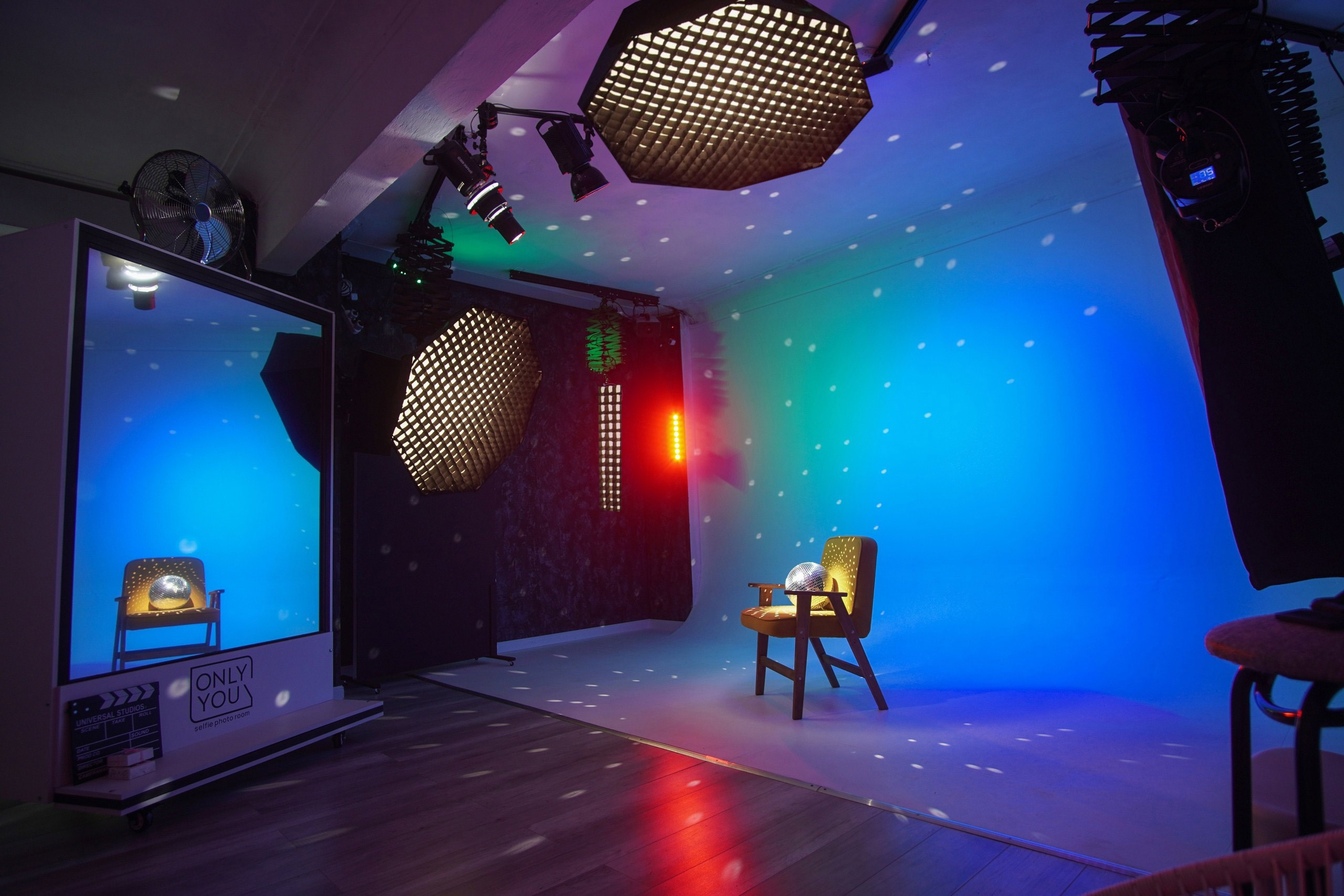 Селфи студия с разными локациями. Студия автопортрета в Кирове. Студия с зеркалом без фотографа