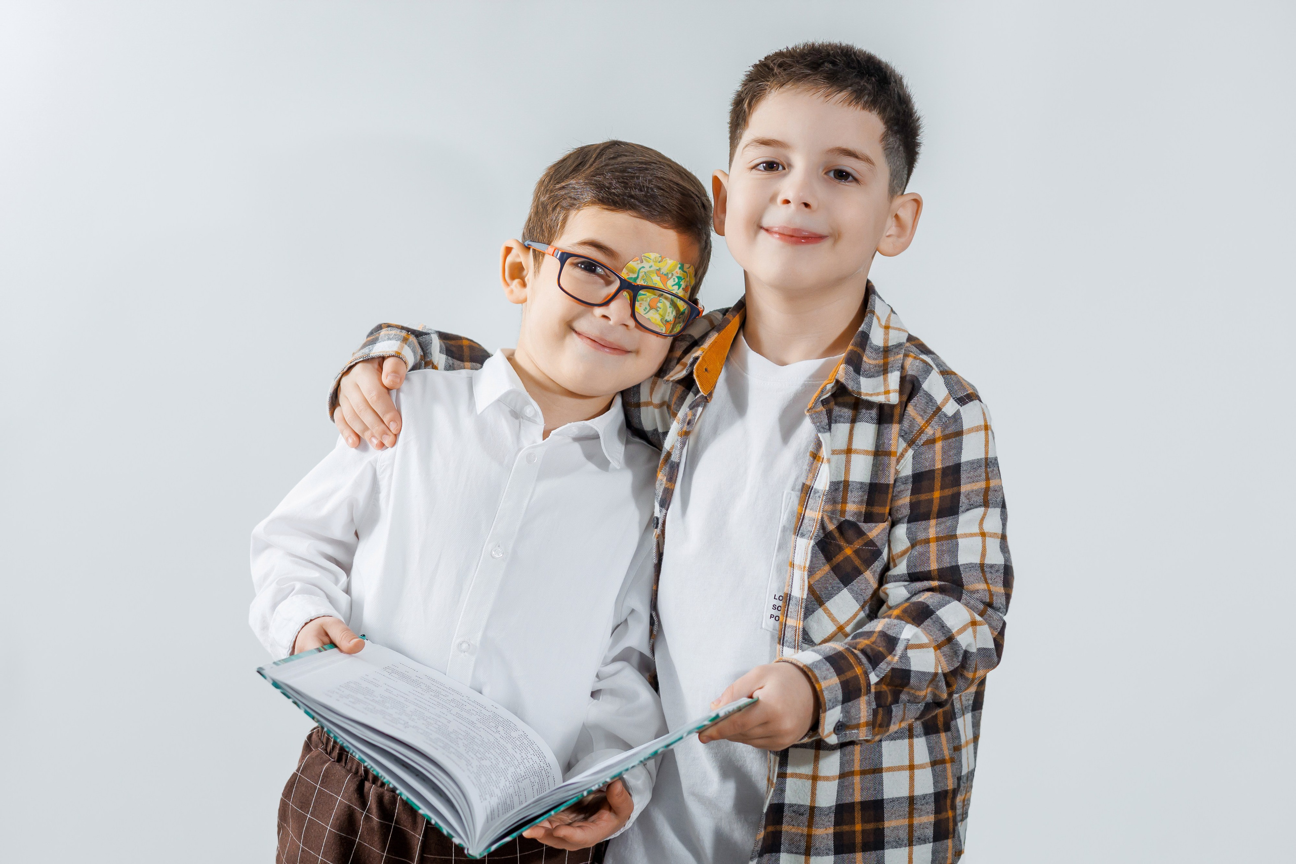 Яркие дети на светлом фоне. Семейный и детский фотограф в Ростове-на-Дону