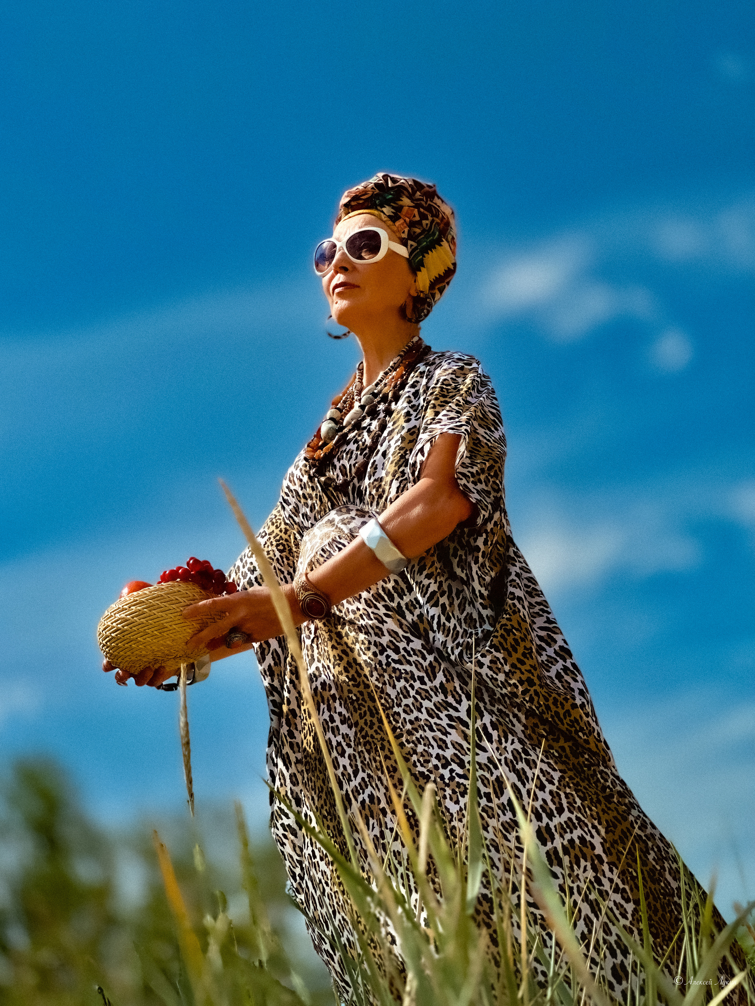 фотосессия в ярком платье на айфон на пляже