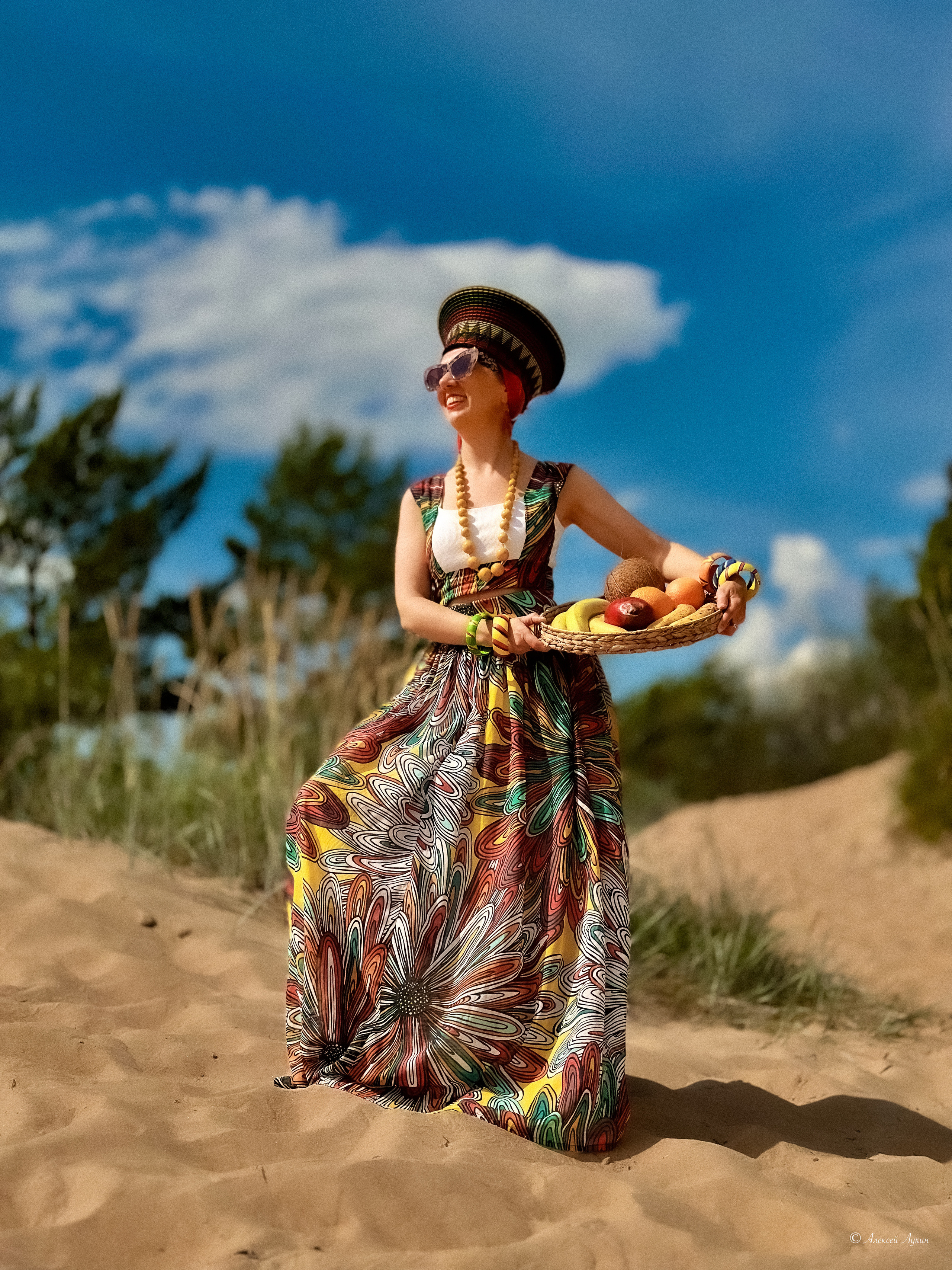фотосессия на пляже для девушки в ярком наряде