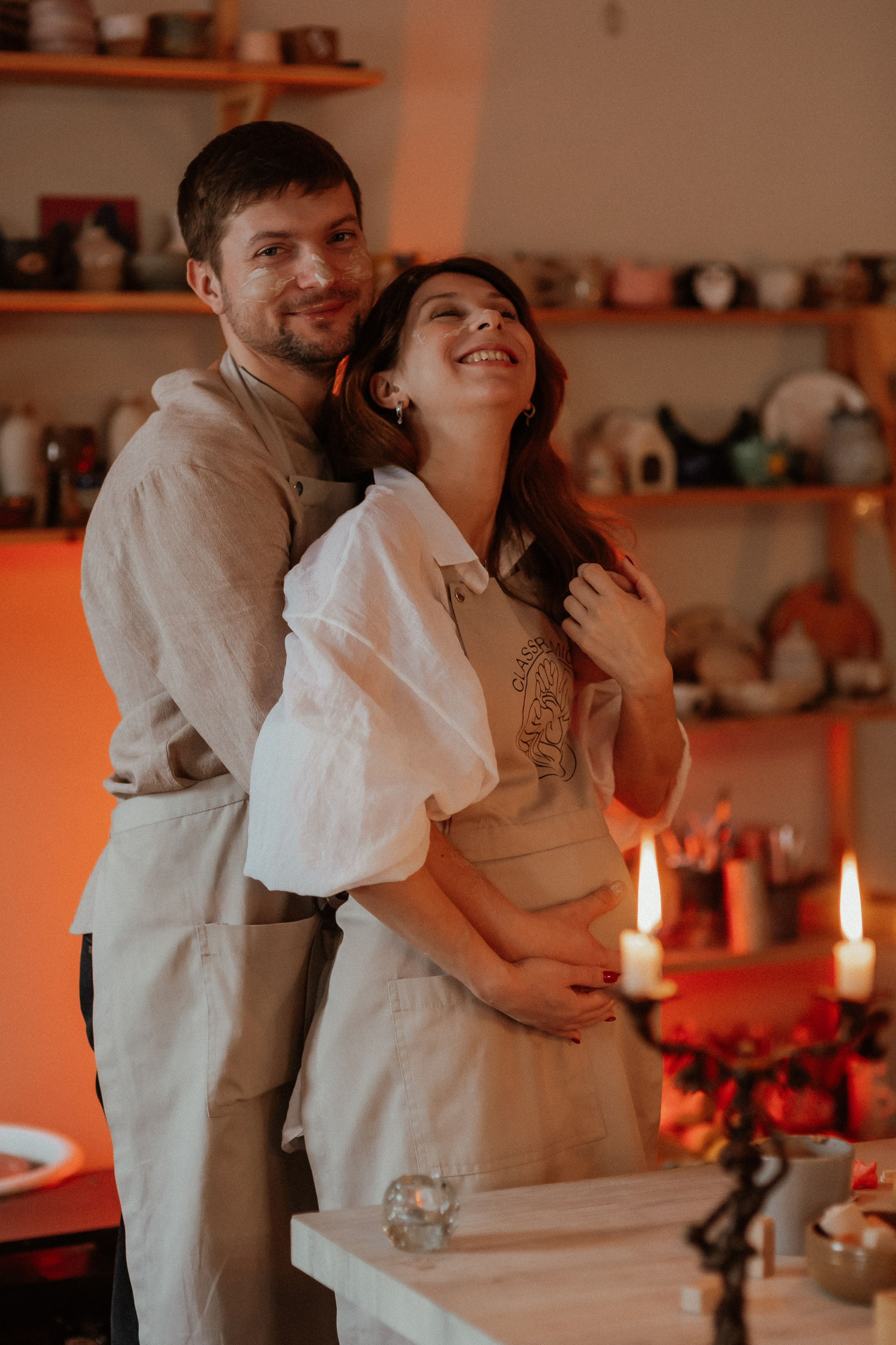 Свидание в гончарной мастерской. Они попросили не подглядывать. Но я смотрел. Свадебный и репортажный фотограф в Ярославле и Санкт-Петербурге Роман Микрюков