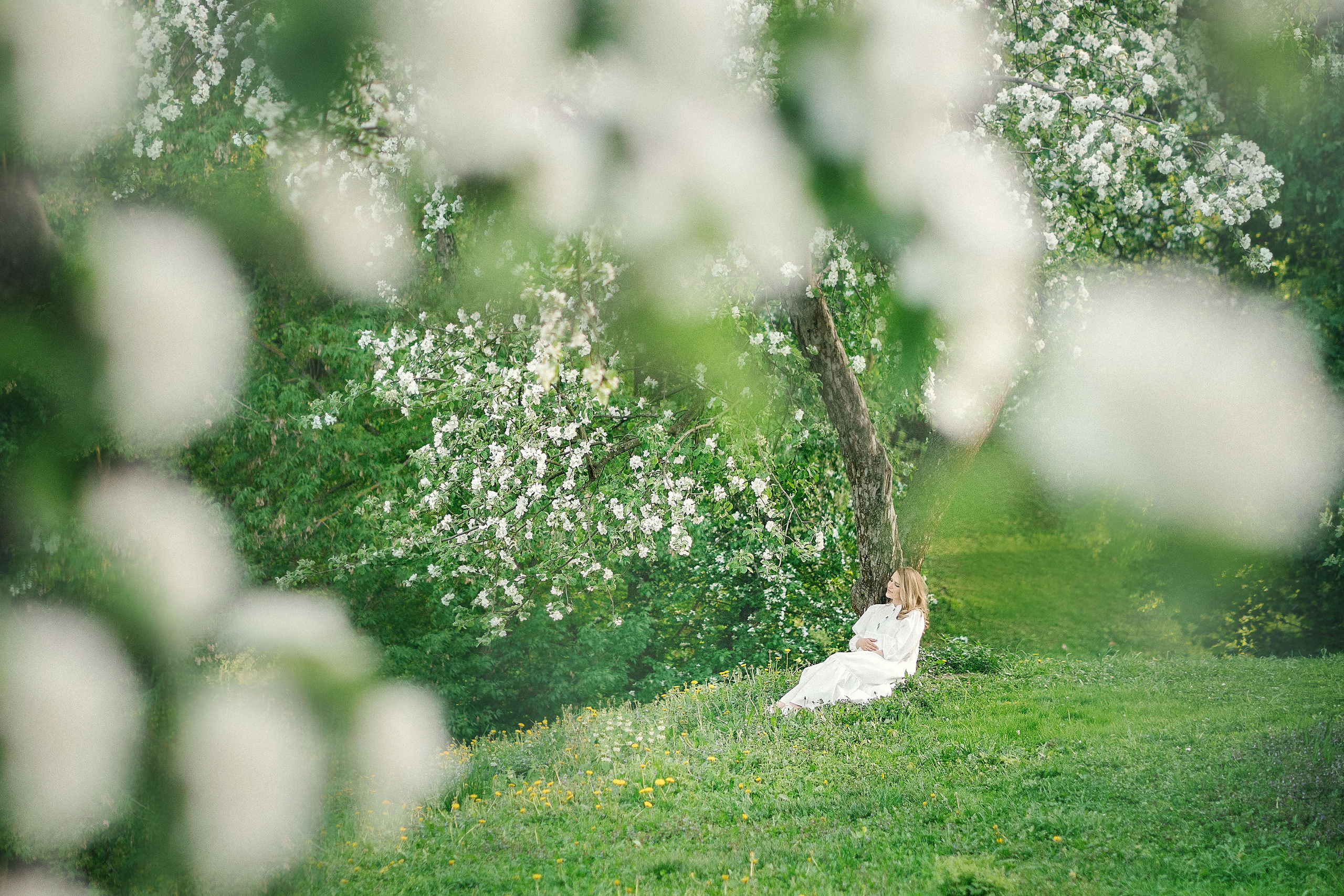 Прогулка будущей мамы в цветущем саду. Алёна Орлова Портретный фотограф Москва