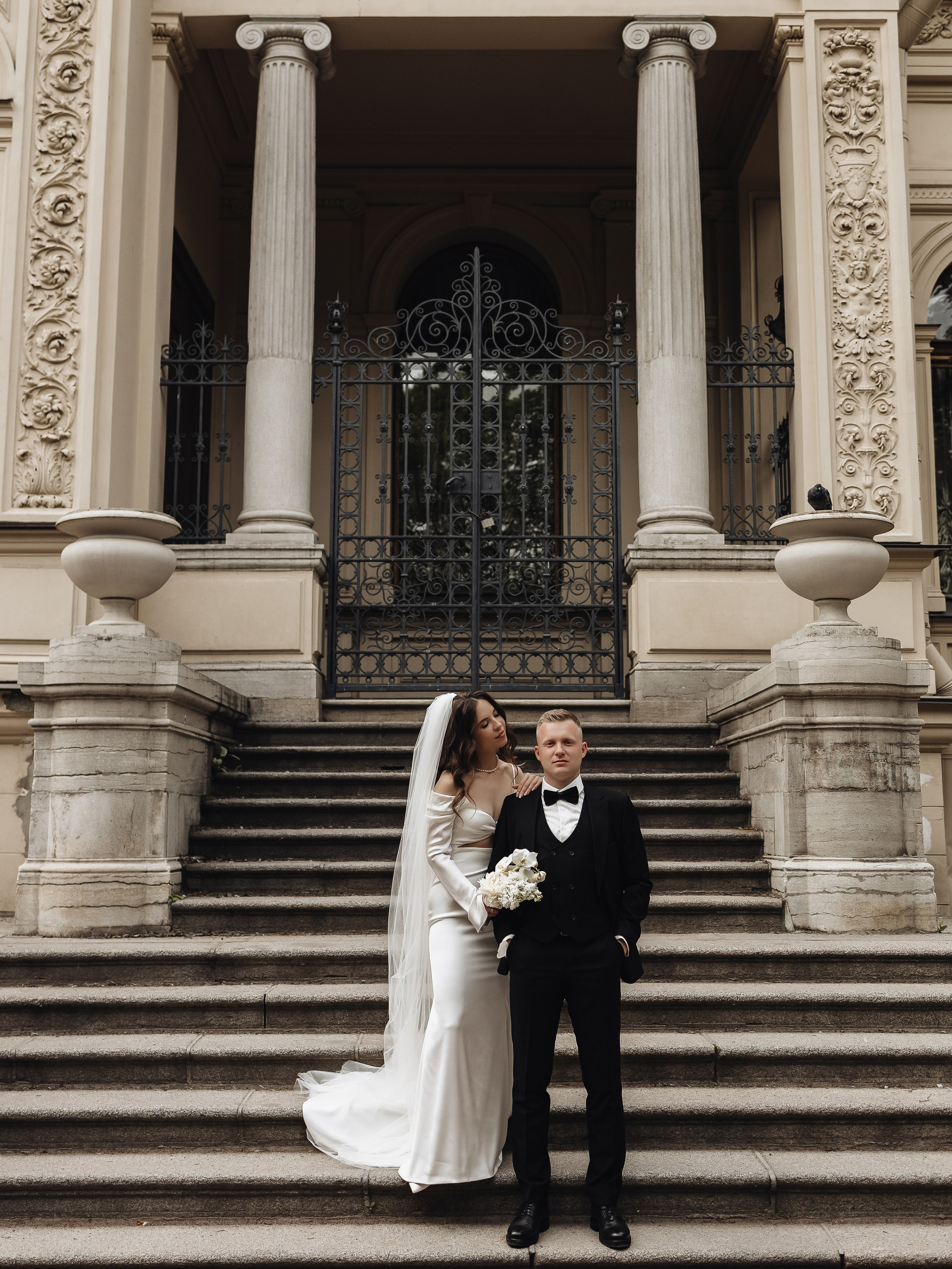 Свадебная фотопрогулка в Алексеевском саду и на Английской набережной СПб. Тихий маршрут после Первого дворца бракосочетаний с видами на Новую Голландию, Поцелуев мост и Исаакиевский собор