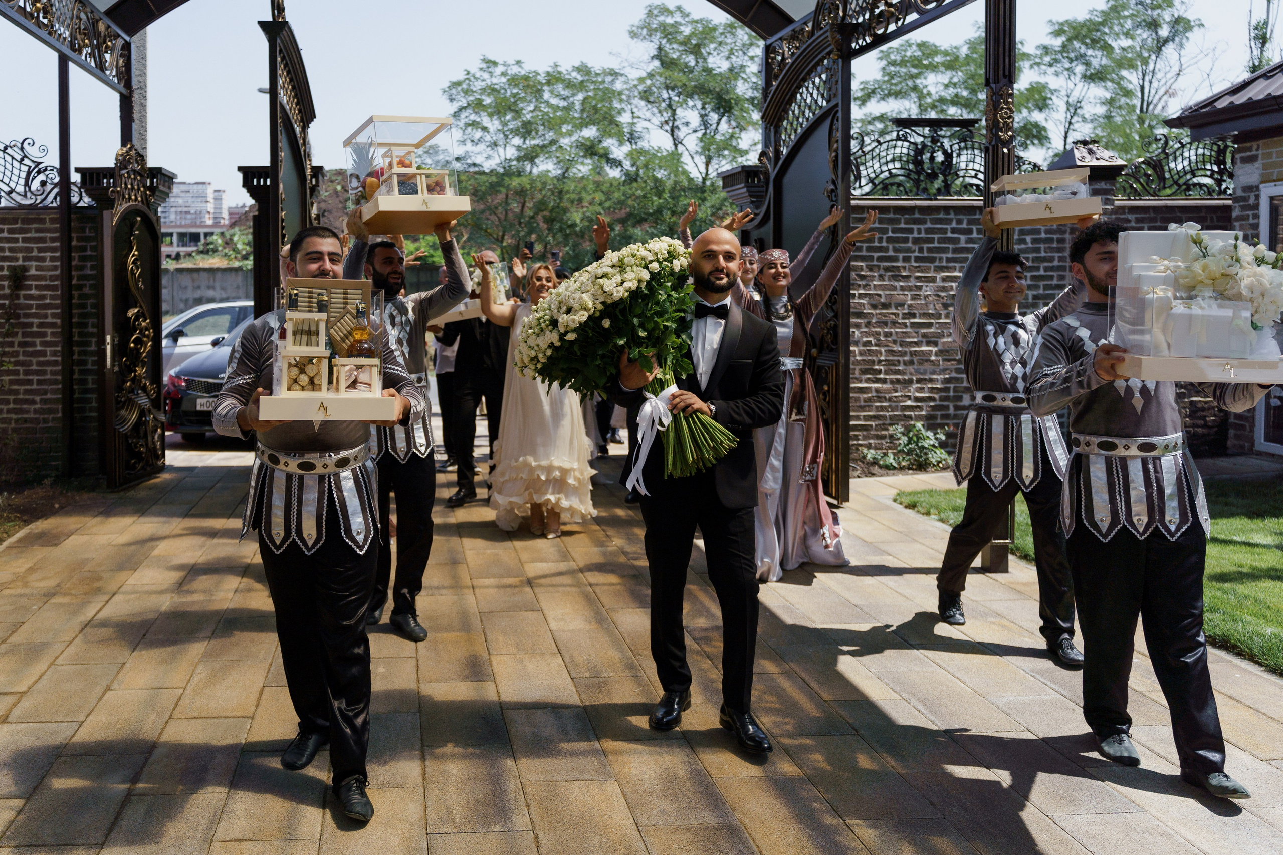 Сватовство в Краснодаре от лучших свадебных фотографов и операторов ТВИНС СТУДИО. ТВИНС СТУДИО — лучшие свадебные фотографы и видеографы в Краснодаре