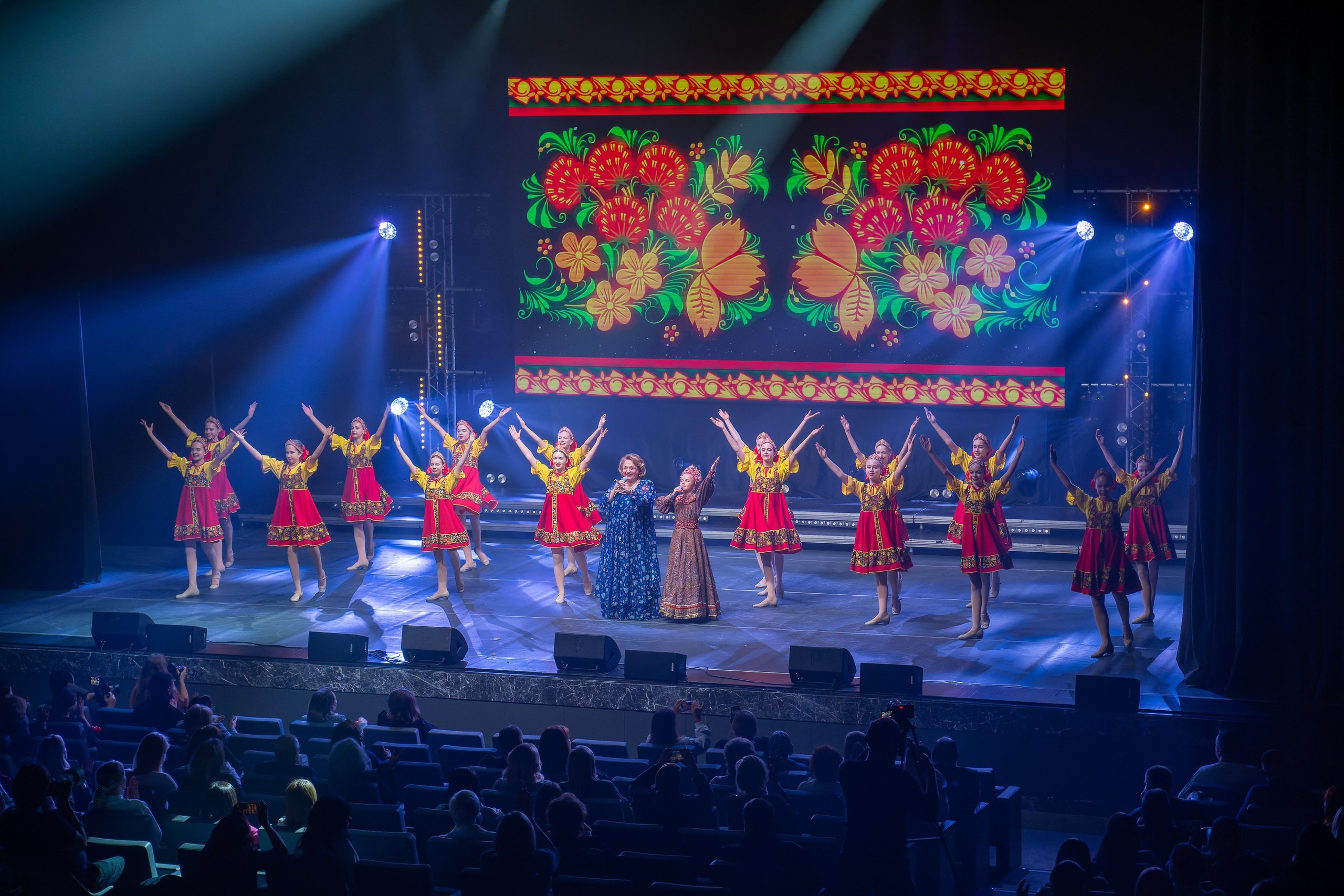 сцена окружной общественный центре имени Моссовета