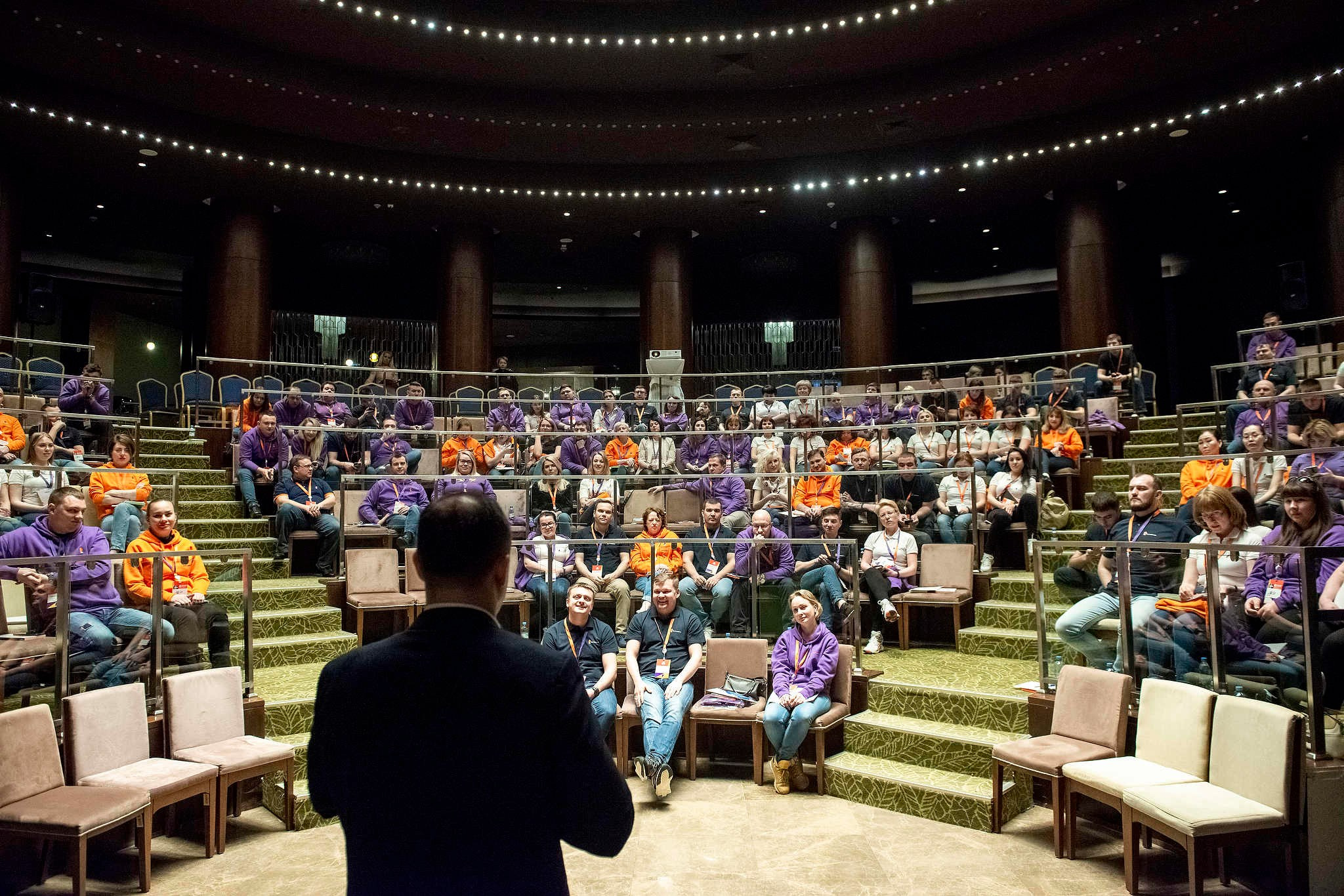 Основатель Ironstar Владимир Волошин выступает перед сотрудниками Россети в Красной Поляне. Съемка для компании Росссети в 2020 году.