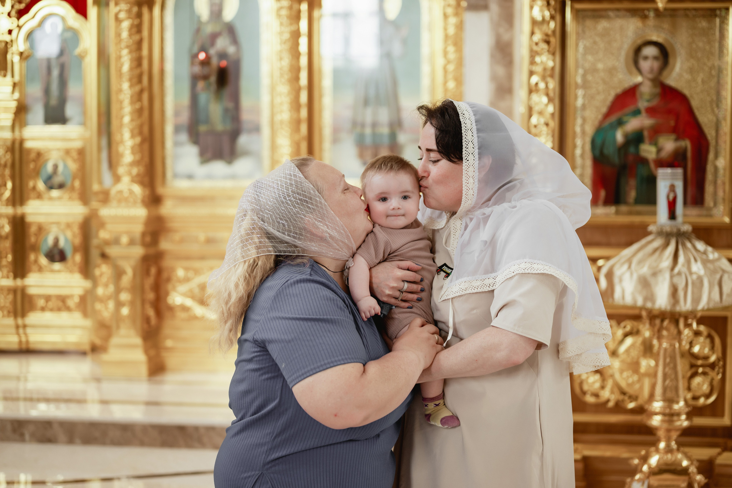 Крещение в храме Петра и Февронии. Юлия Басня семейный и свадебный фотограф в Донецке