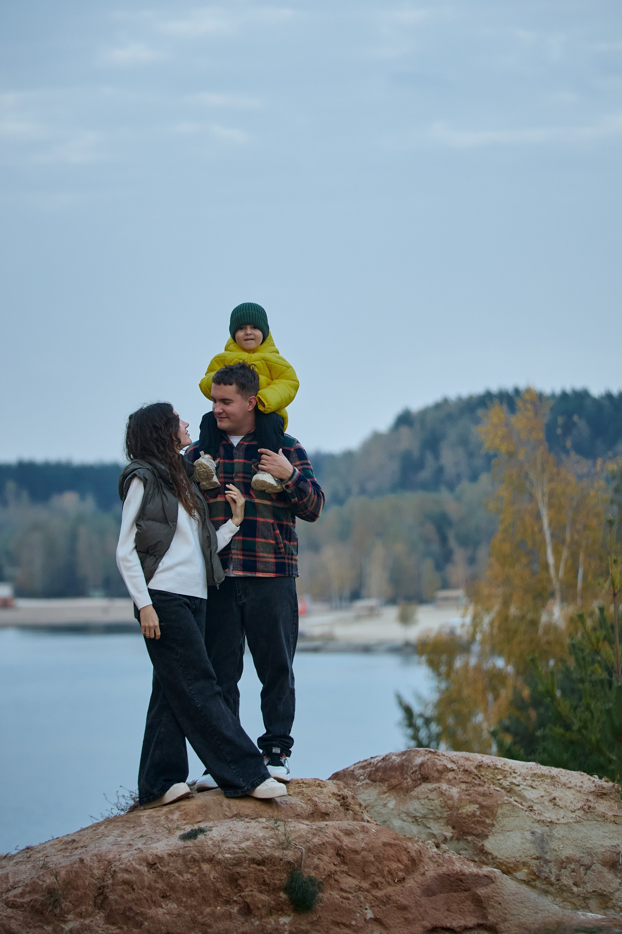Семейная съемка в карьере у озера. Контентный и репортажный фотограф Виталий Кулешов | Москва