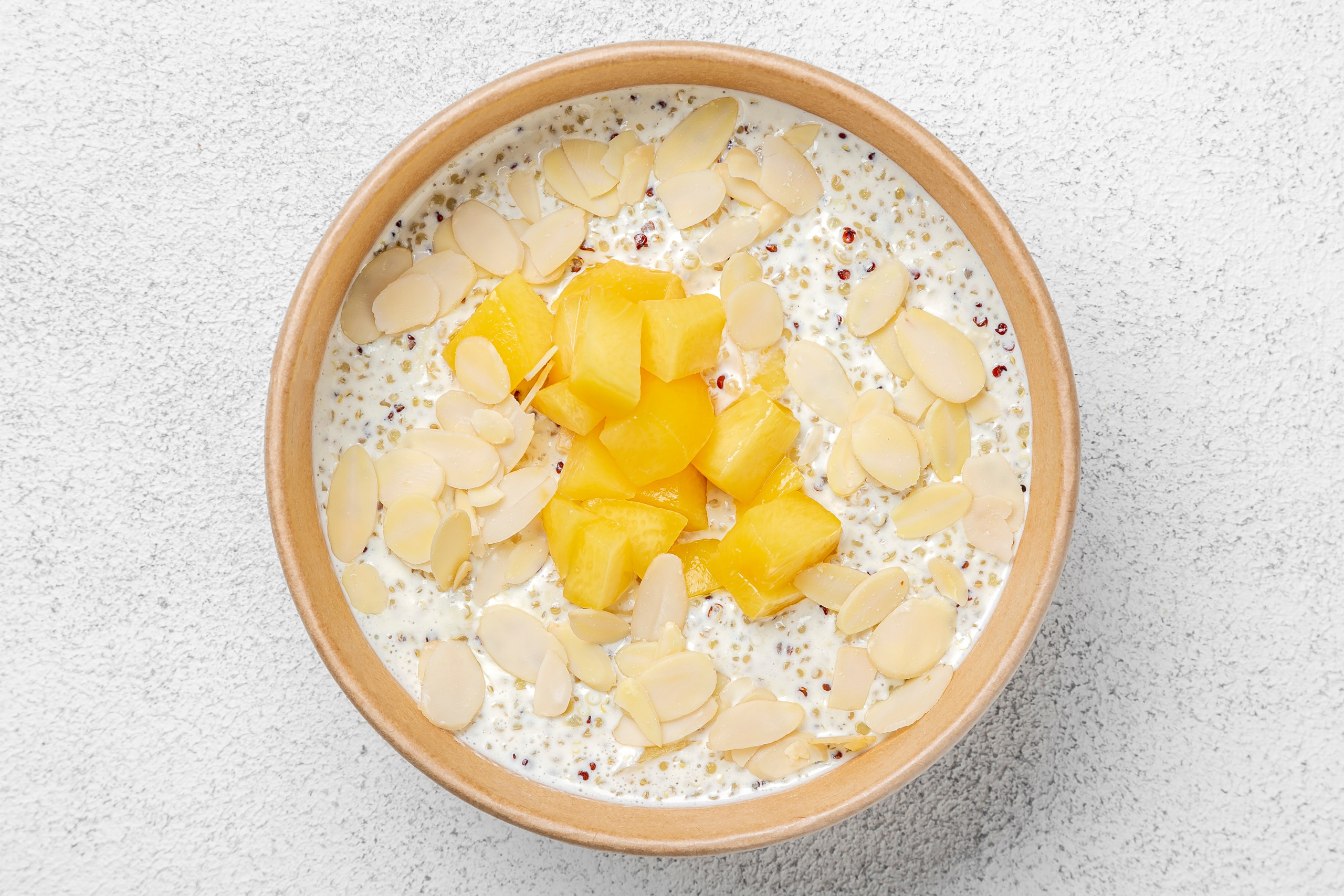 Каша киноа на кокосовом молоке с спелым персиком и орехом миндаля