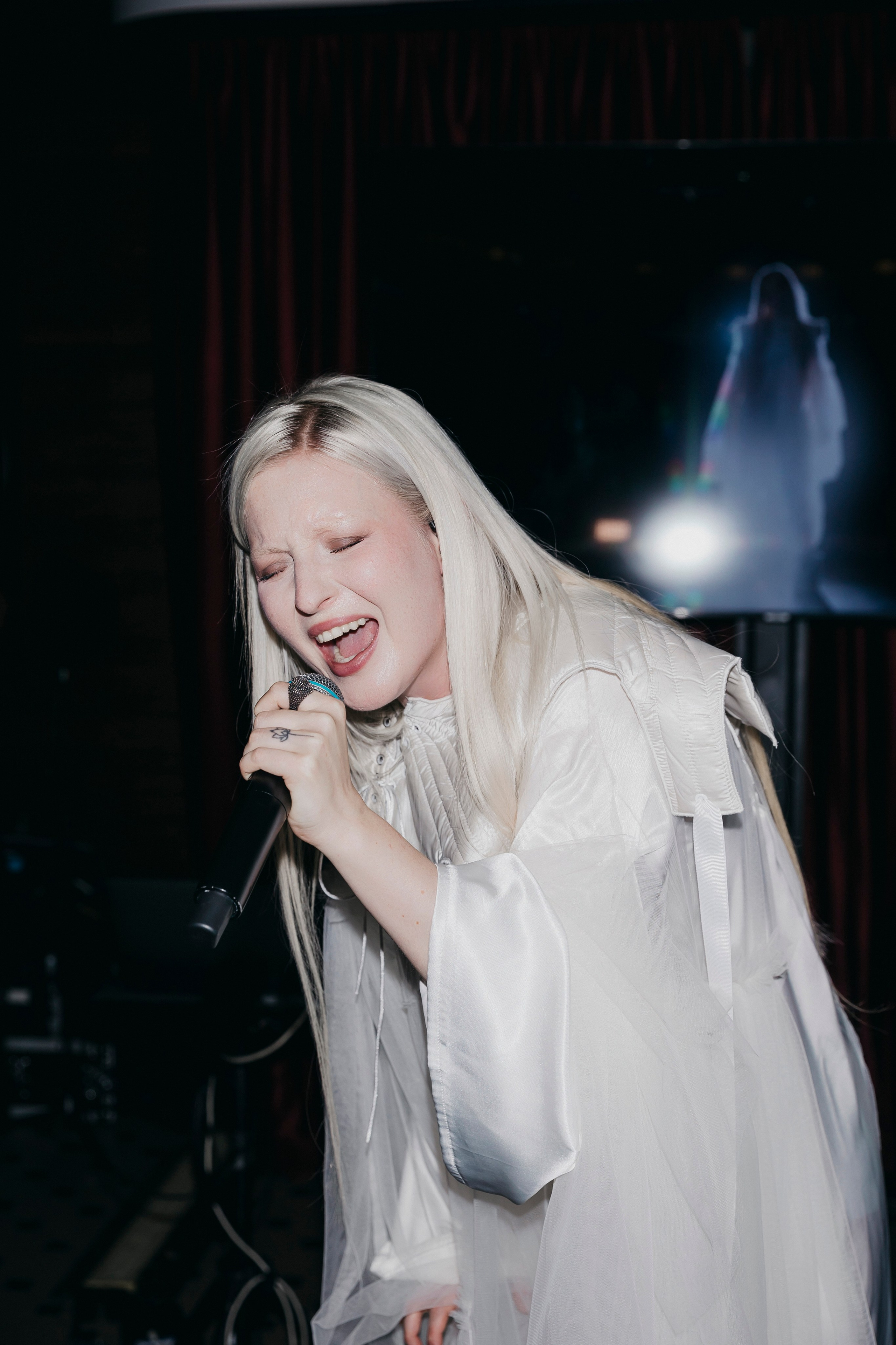 «Исчезнувшая в звездах»: Тося Чайкина, Strelka Bar, Москва. «Птичка на проводе»: информационный портал в Москве