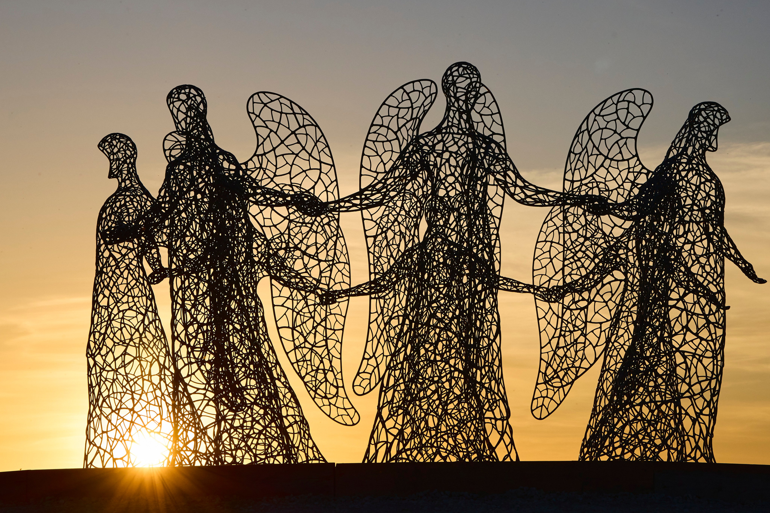 Вот она, та самая загадочная Кудыкина гора! Место сильное, красивое и очень гостеприимное. Отсюда, с вершины, открывается потрясающий вид на древний Дон. Кажется, будто стоишь на краю света, и перед тобой — вся великая история этой реки. Особенно волшебно здесь на закате, когда солнце окрашивает воду и небо в золотые и розовые края. Природа настоящая, степная, дышится очень легко. И вот среди этой природной мощи встречаешь удивительные рукотворные вещи. три богатыря сидят на поле. Отдыхают и ждут пока приготовится ужин. Или «Хоровод» на самой вершине. фигуры, взявшись за руки, словно охраняют покой этого места. Чувствуется какая-то особая сила и энергетика. Отличный повод задуматься о вечном и сделать классные кадры! Но главный сюрприз, ради которого многие и едут — ждёт в конце. Тот, кто даёт понять: вы действительно на Кудыкиной горе! Вот он, местный житель — огнедышащий Змей Горыныч. Теперь та самая поговорка «На Кудыкины горы воровать помидоры» звучит особенно смешно! Потому что с таким стражем ни о каких помидорах и речи быть не может. Его дело — охранять покой и устраивать по-настоящему огненное шоу на прощание. #dzen13 #желтаяшапочкаdz #кудыкинагора #тревел #змейгорыныч #топ