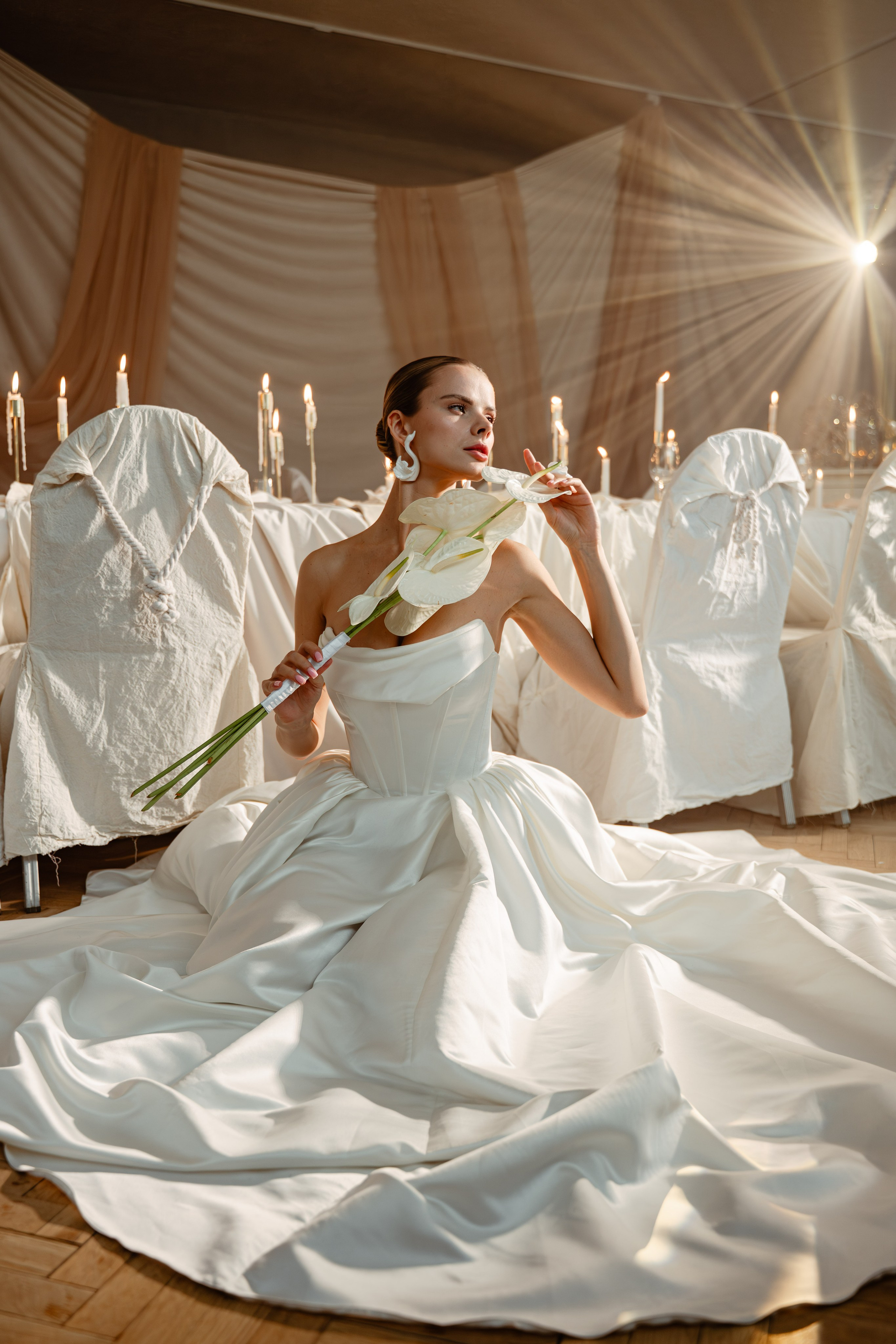 Невеста в пышном свадебном платье в банкетном зале Отеля Марко Поло, Москва