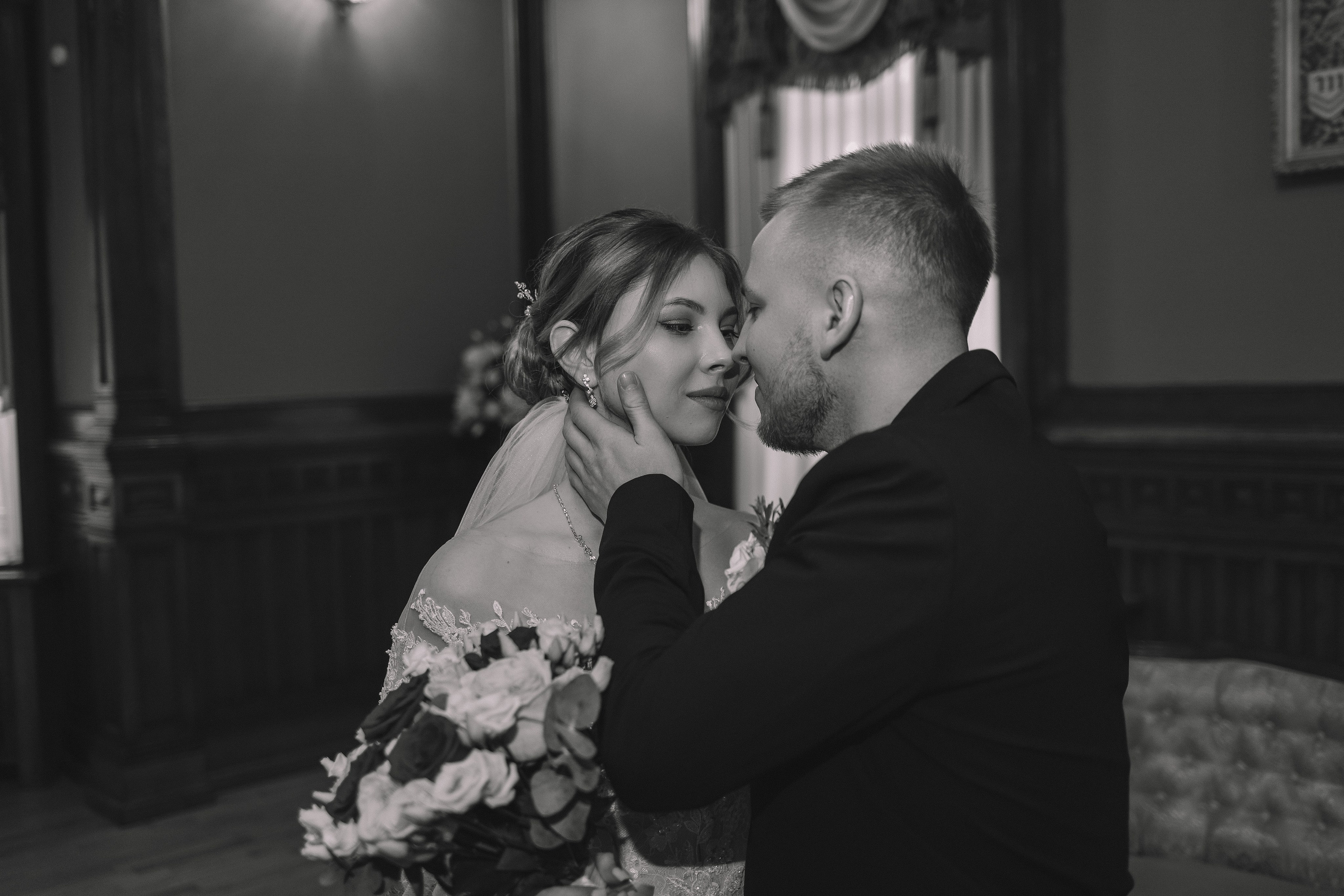 Черно-белый портрет пары в интерьере ЗАГСа