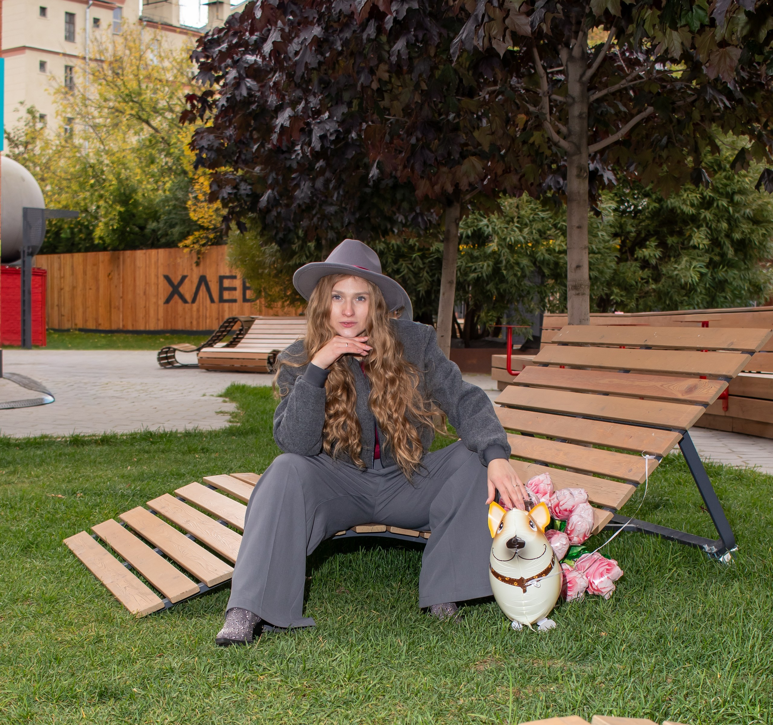 Осенняя фотосессия с собакой, девушка в сером костюме — фотограф Карасёва Елена