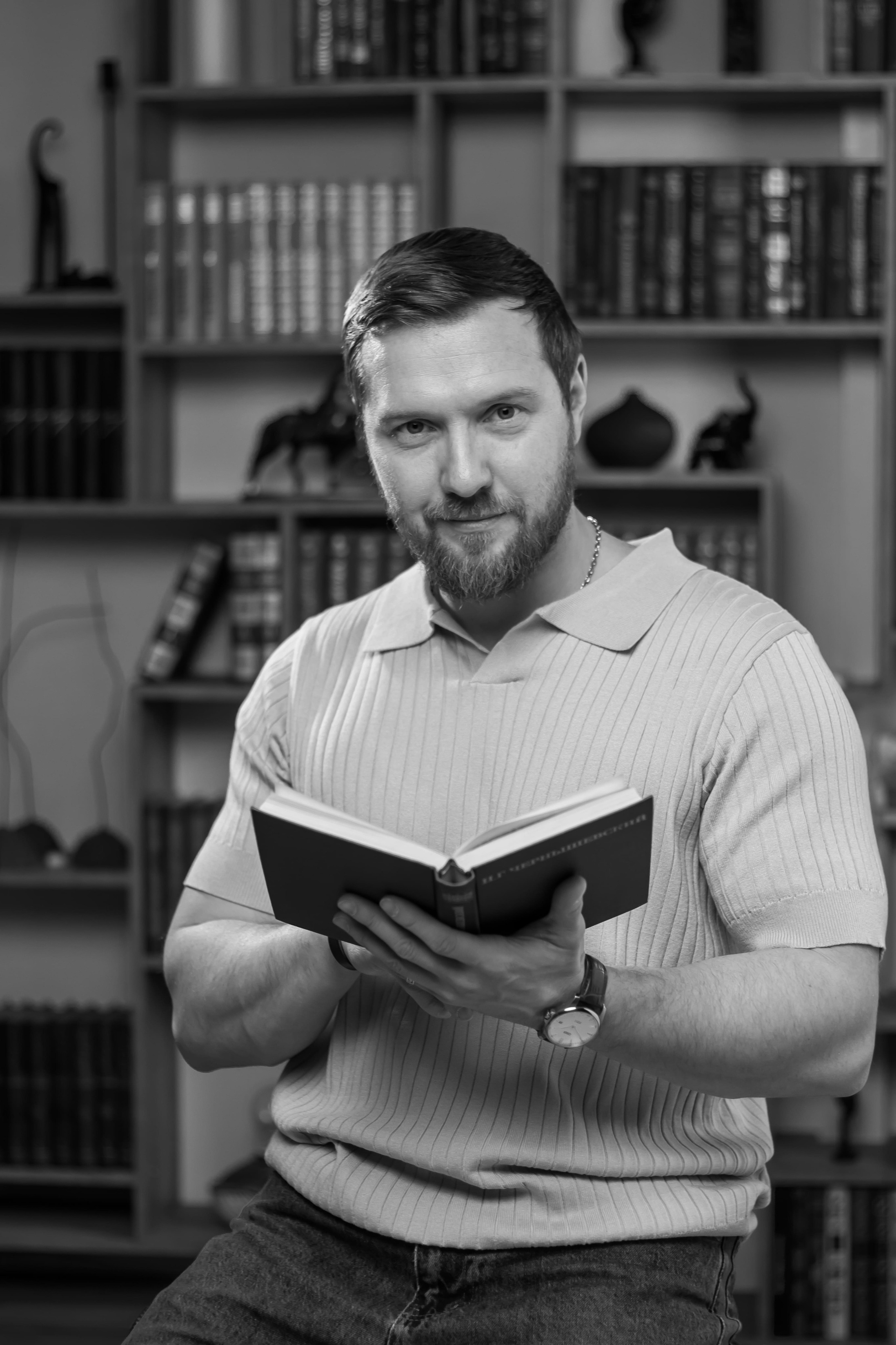 Чёрно-белый мужской бизнес-портрет в профиль, студийная съёмка, Красногорск, фотограф Карасёва Елена