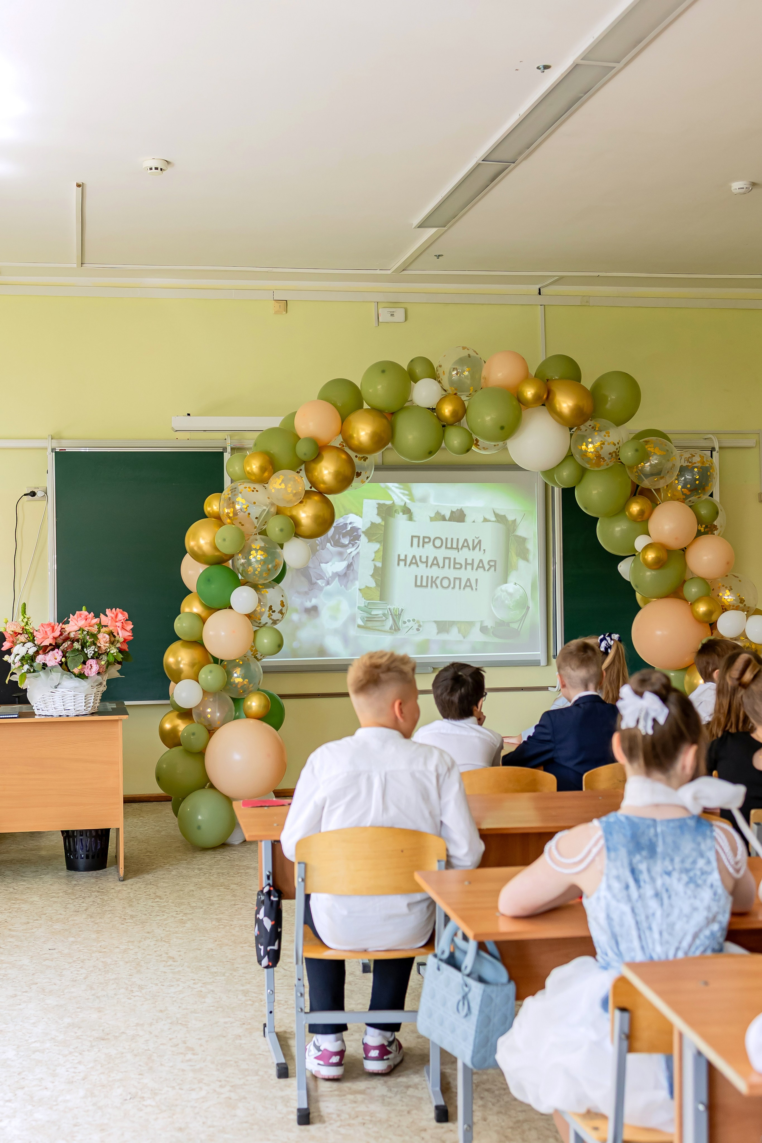 Выпускной в начальной школе в классе. Фотограф и видеограф Москва. Свадебный фотограф, видеограф. Выпускные альбомы. Оживающие альбомы