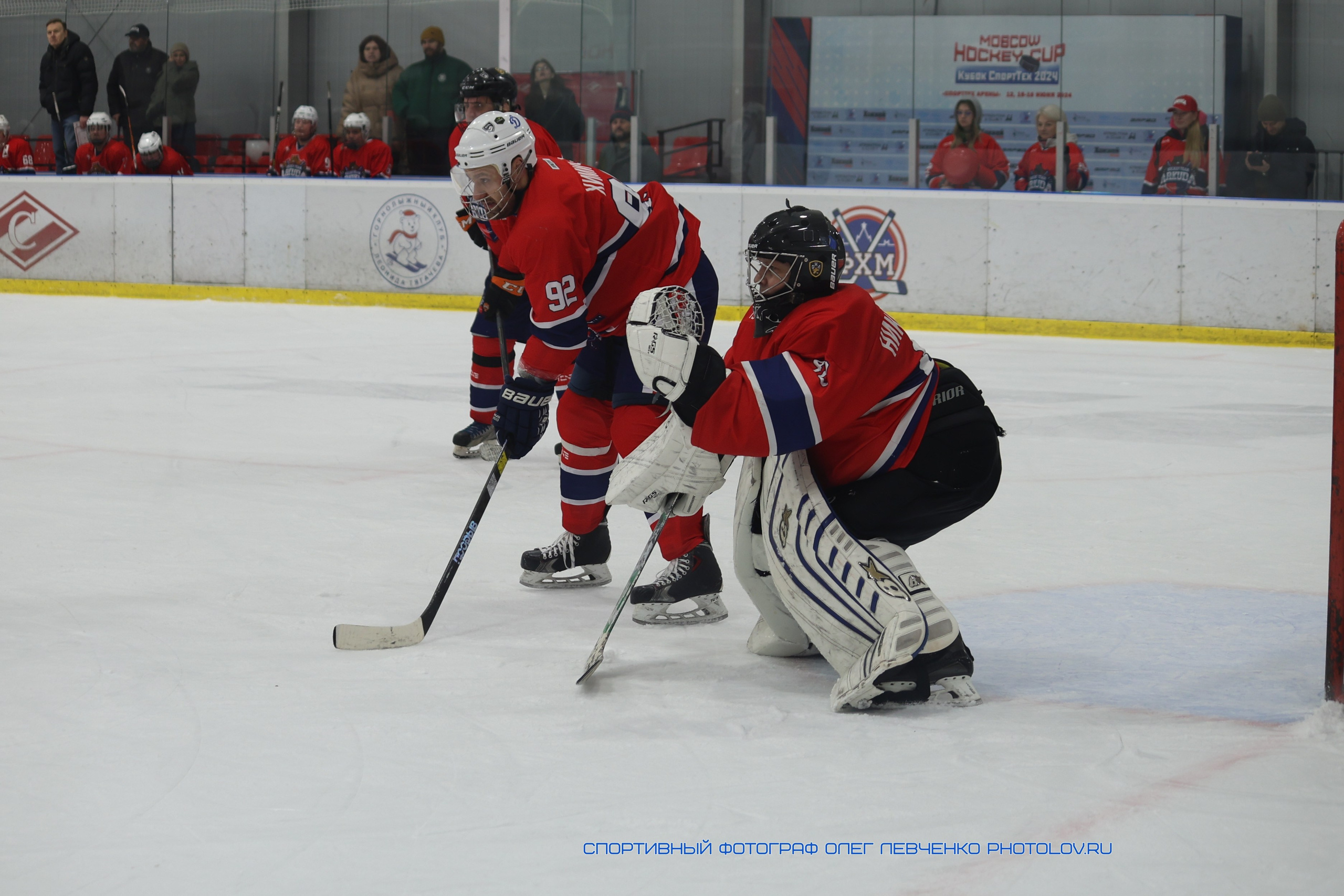 Вратарь и хоккеисты в ожидании сбрасывания