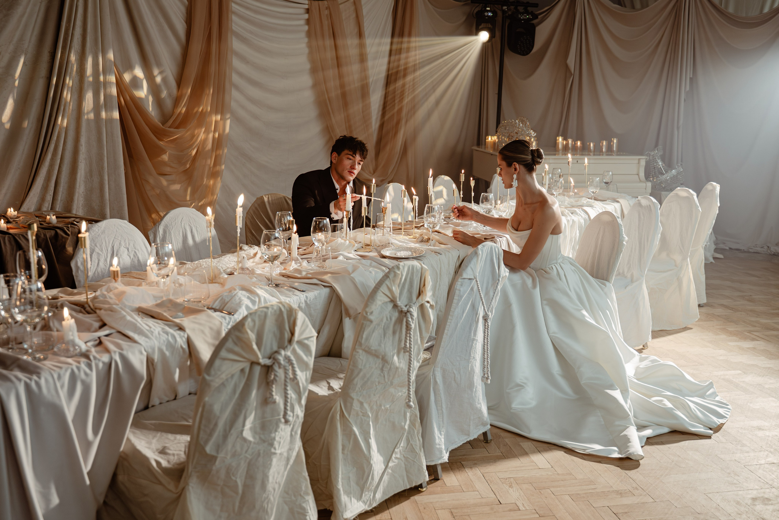 Жених и невеста за столом в лучах света — камерная свадьба в Отеле Марко Поло, Москва