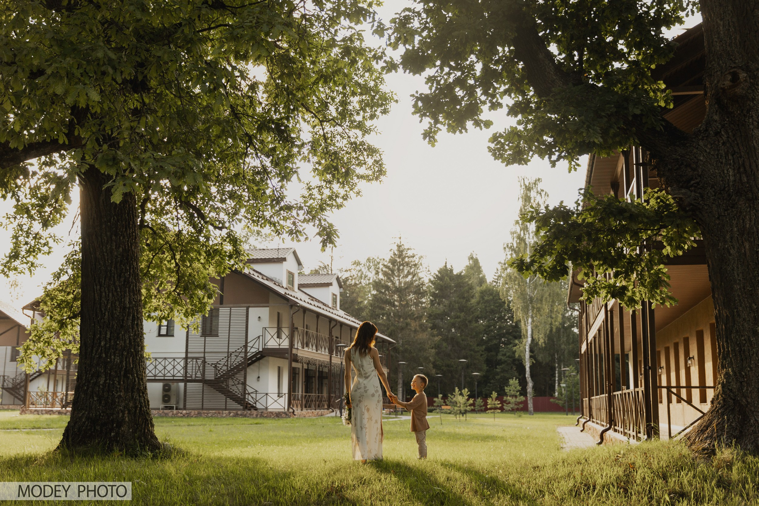 Вечер в MillWooD. Девушка гуляет со своим сыном