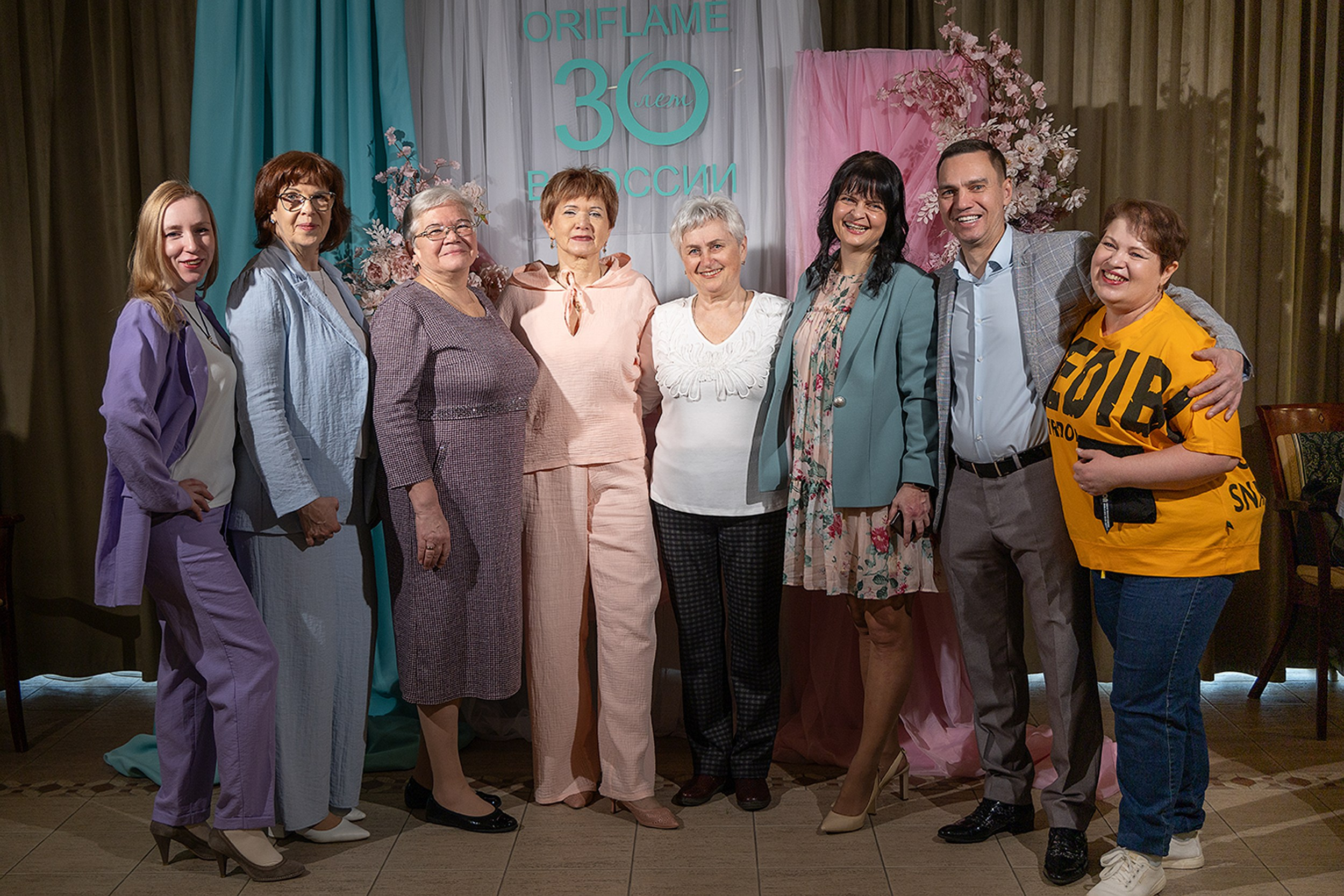 Постановочная фотосъемка у банера на мероприятии