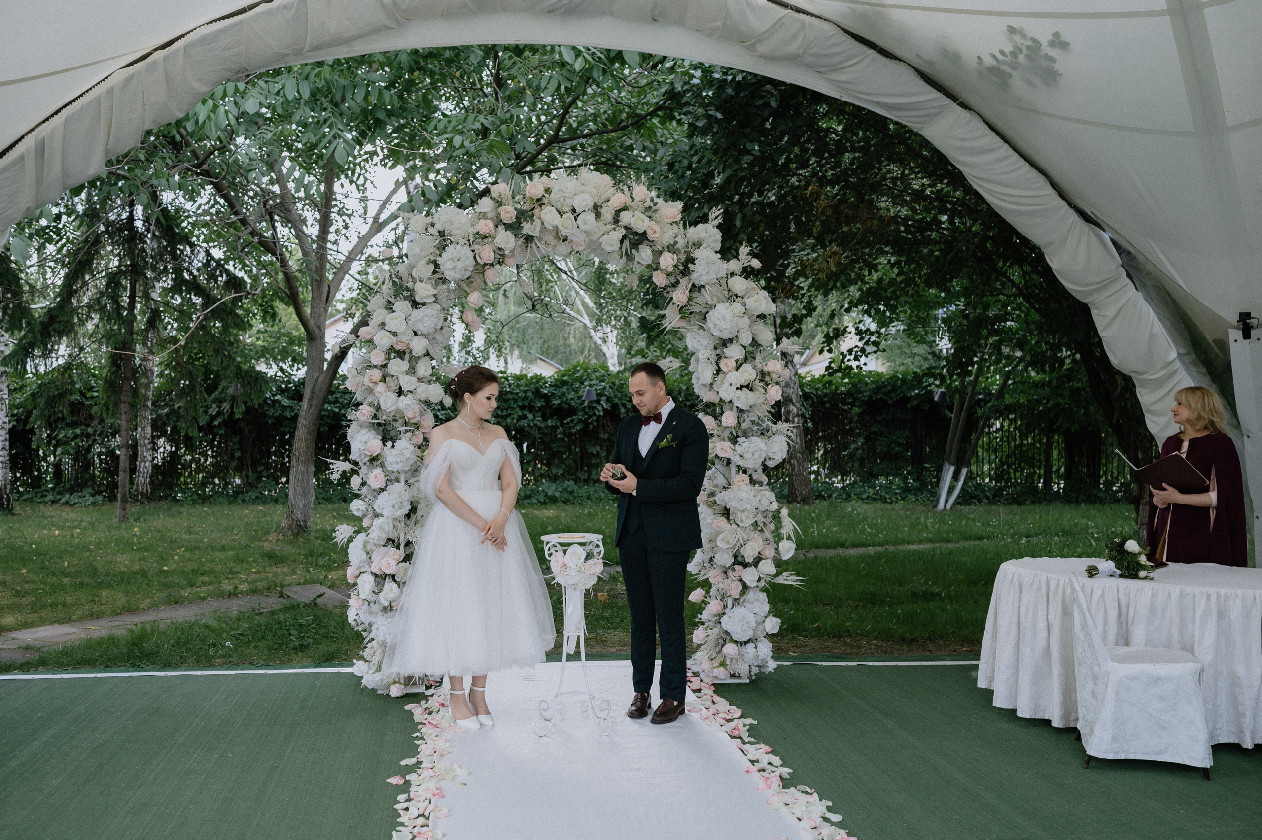 Регистрация брака и фотосессия в Даниловском парк отеле. Свадебный фотограф Москва — Сергей и Татьяна