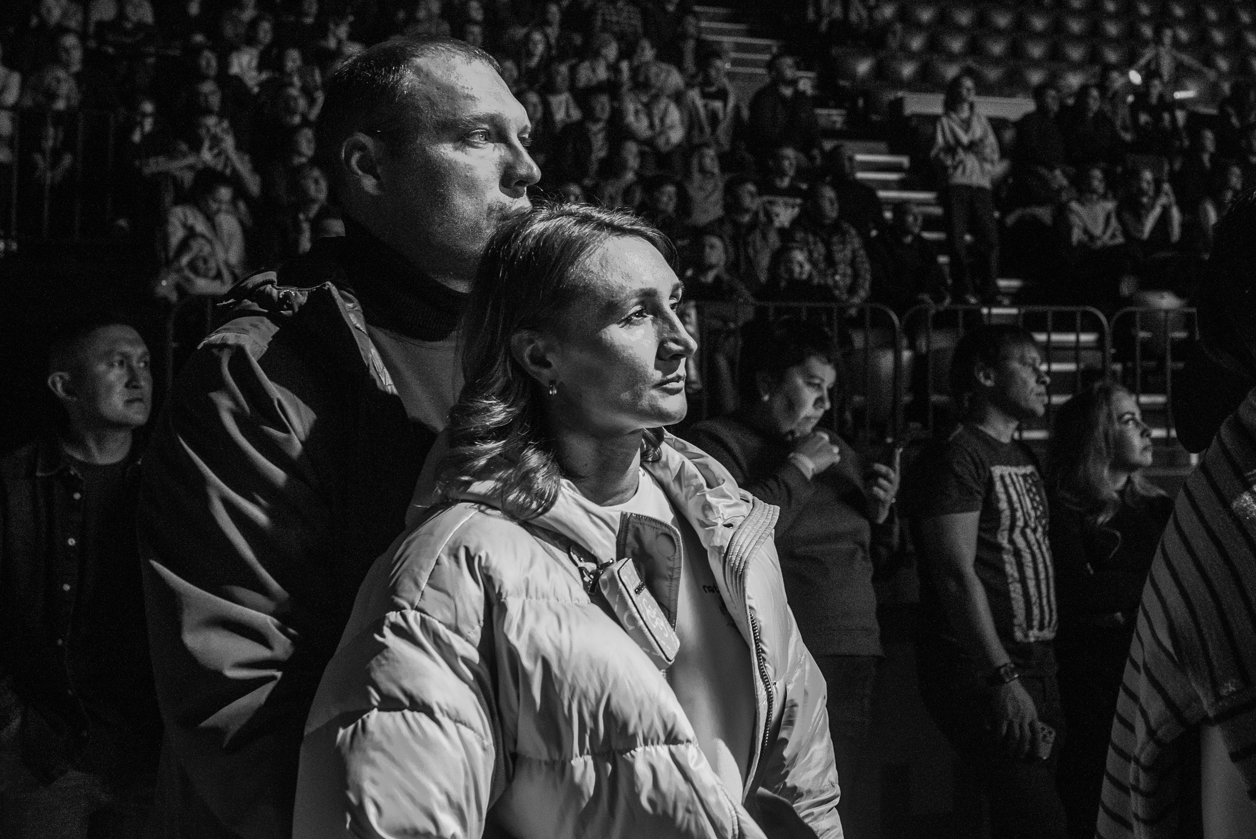Портрет пары в толпе фанатов, мужчина обнимает женщину в светлой куртке, чёрно-белая съёмка на концерте КИНО