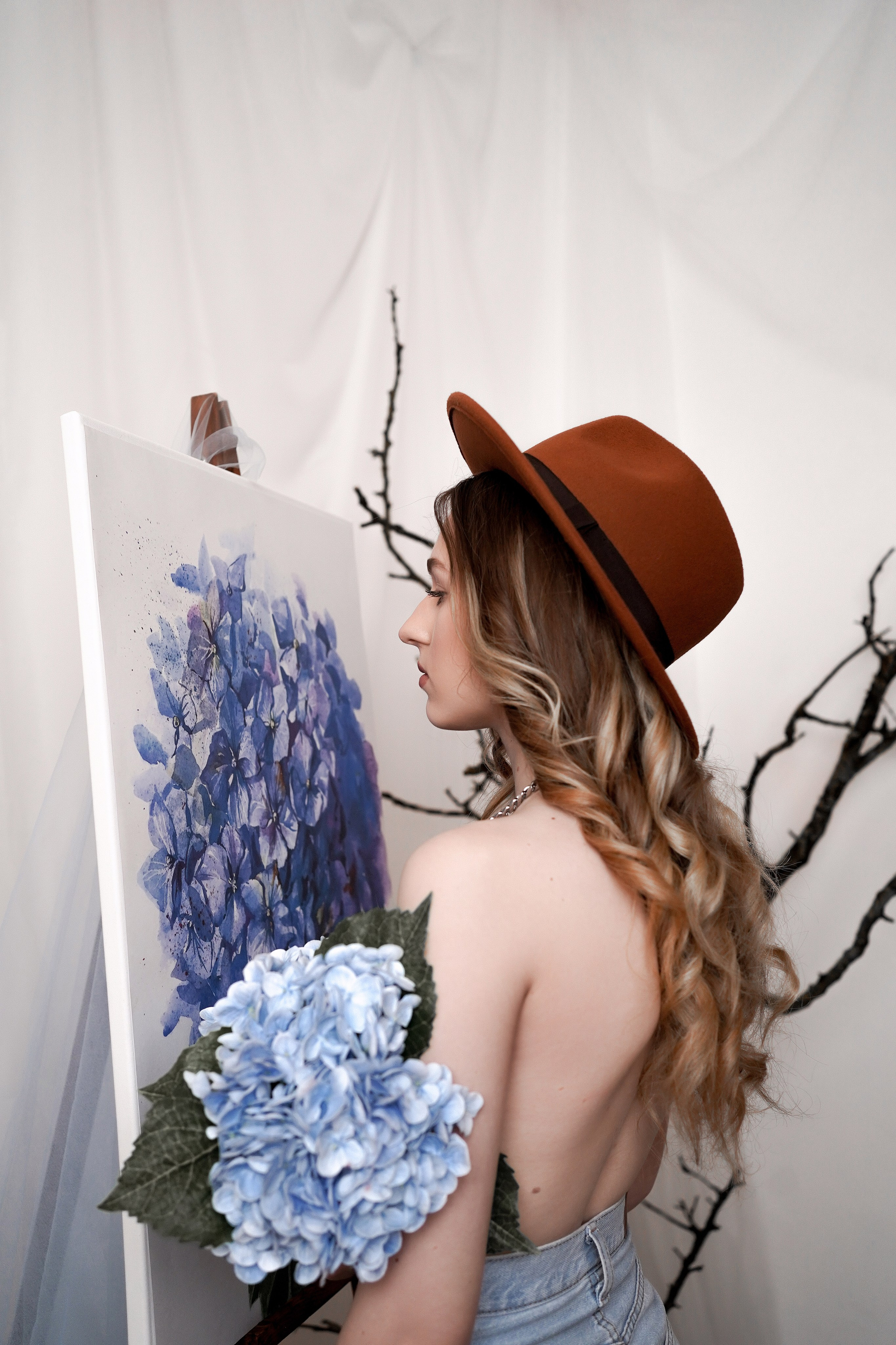 Женская фотосессия с гортензией в Ростове-на-Дону. Студийный фотограф Алёна Чёботова. Свадебный фотограф в Ростове-на-Дону. Таинство Крещения и Венчания, семейные фотосессии. Алёна Чёботова