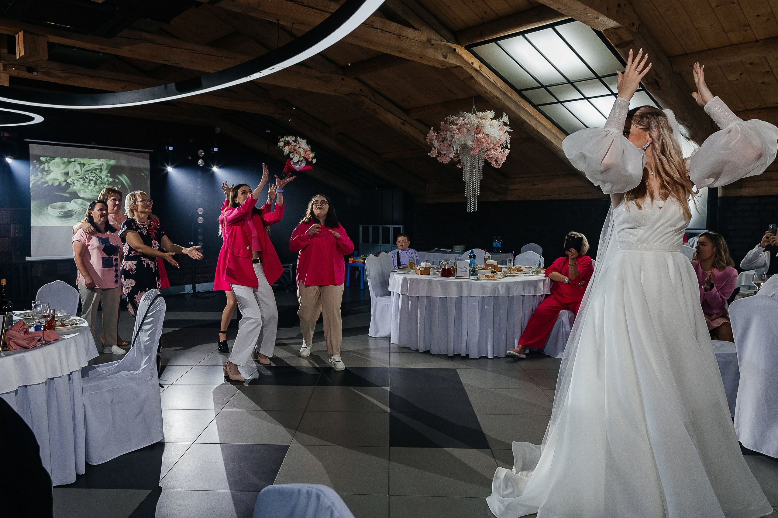 Чувственная первая встреча пары в отеле. Олег Сверчков | Свадебный фотограф Вологда