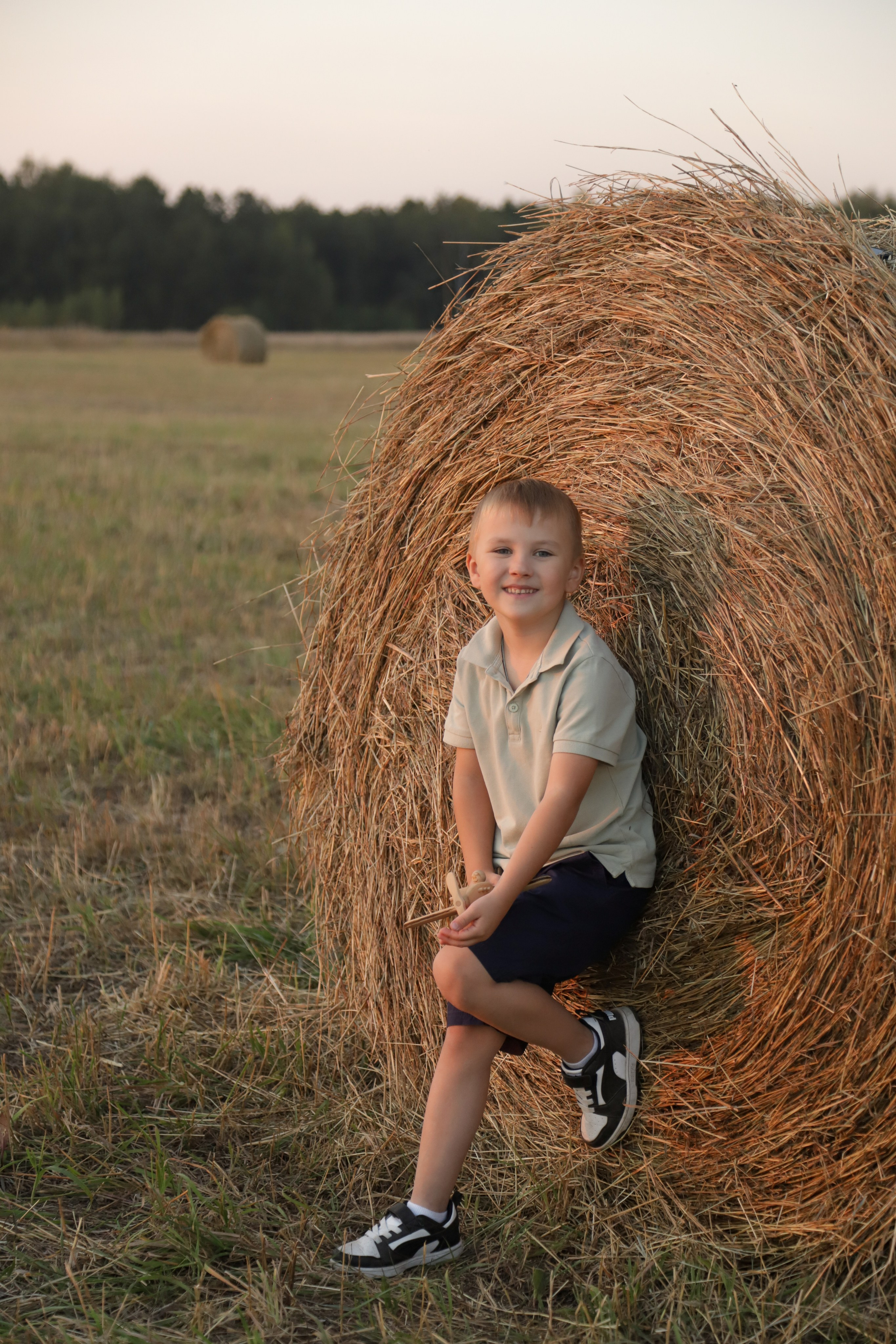 Мама с детьми в поле стога. Диана Николаева — фотограф город Балашиха