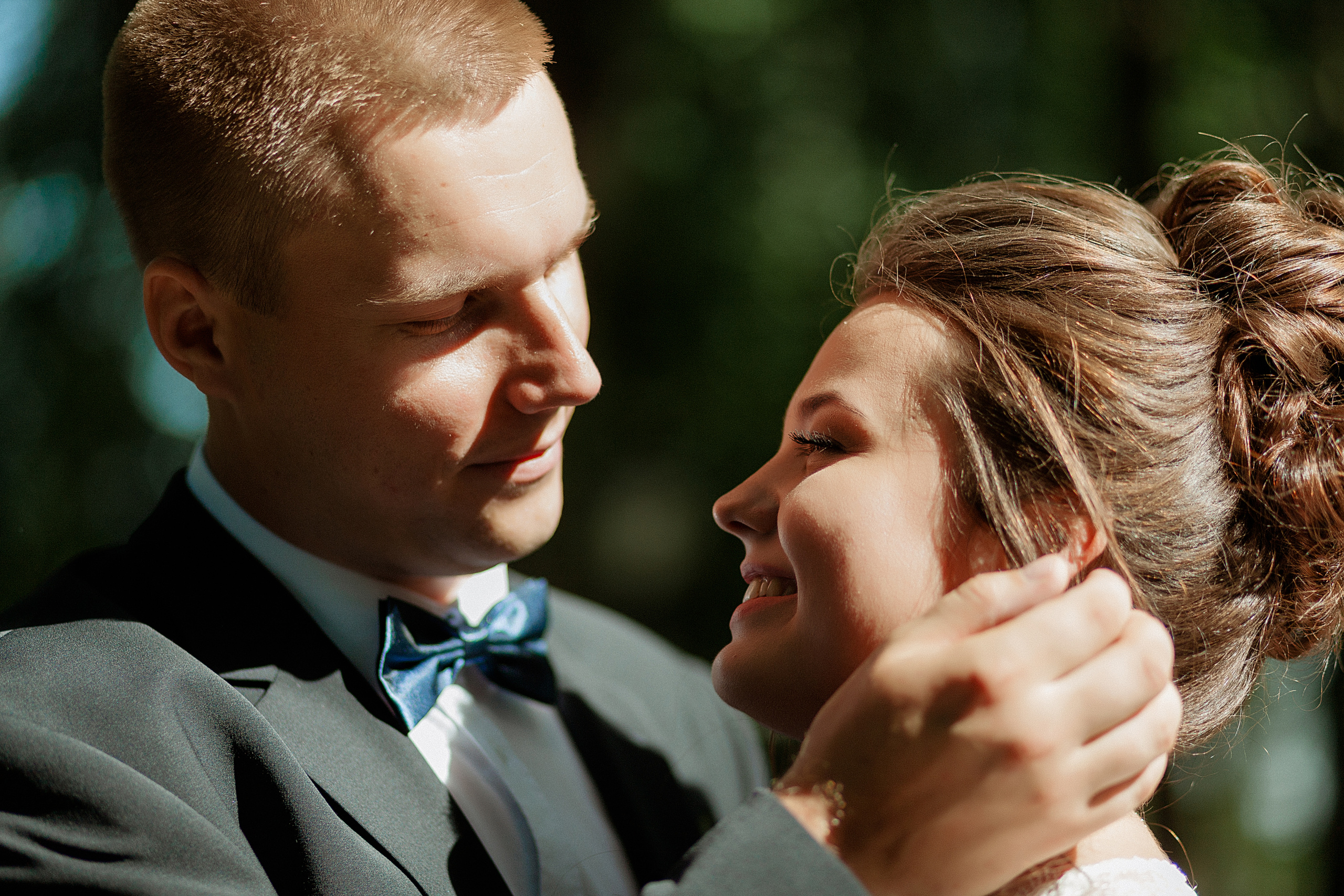 Летняя свадебная фотография в центре города. Олег Сверчков | Свадебный фотограф Вологда