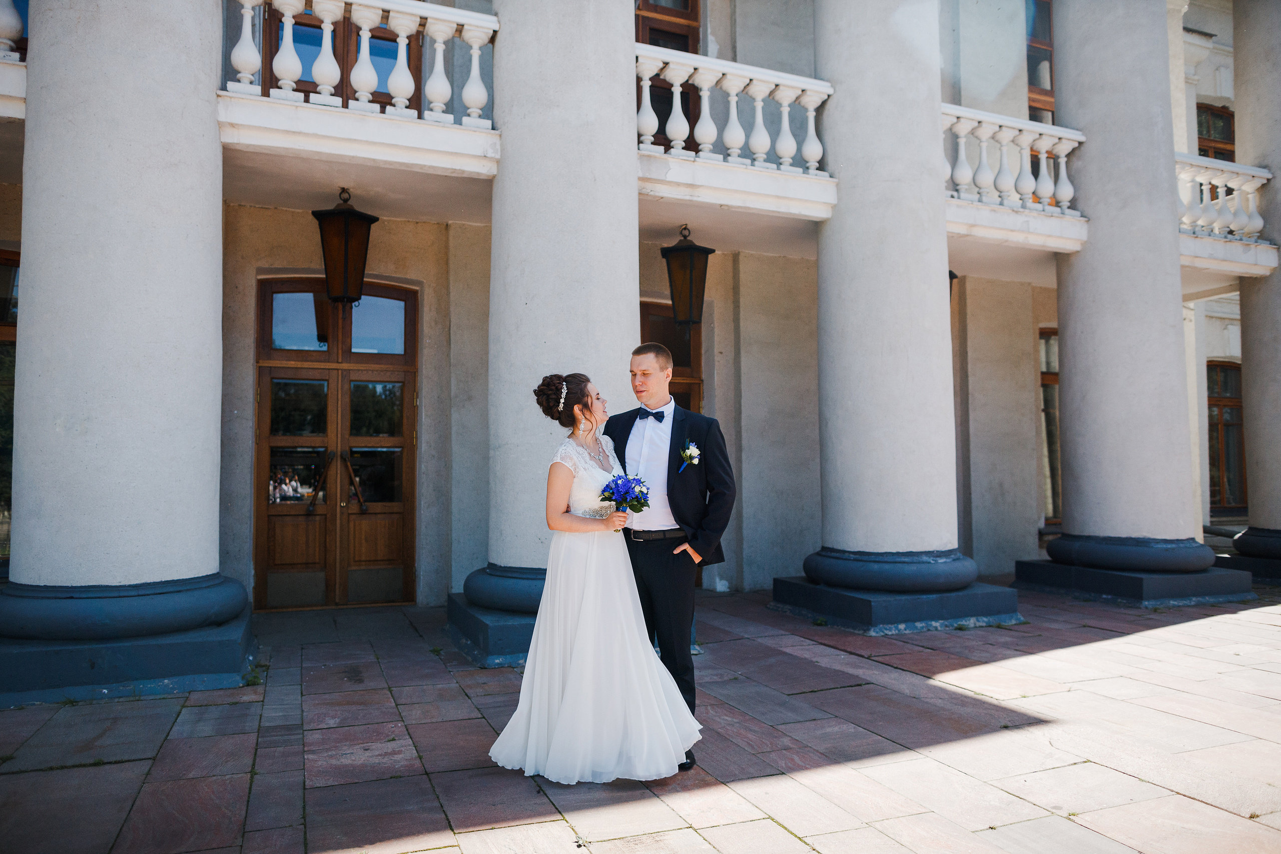 Летняя свадебная фотография в центре города. Олег Сверчков | Свадебный фотограф Вологда
