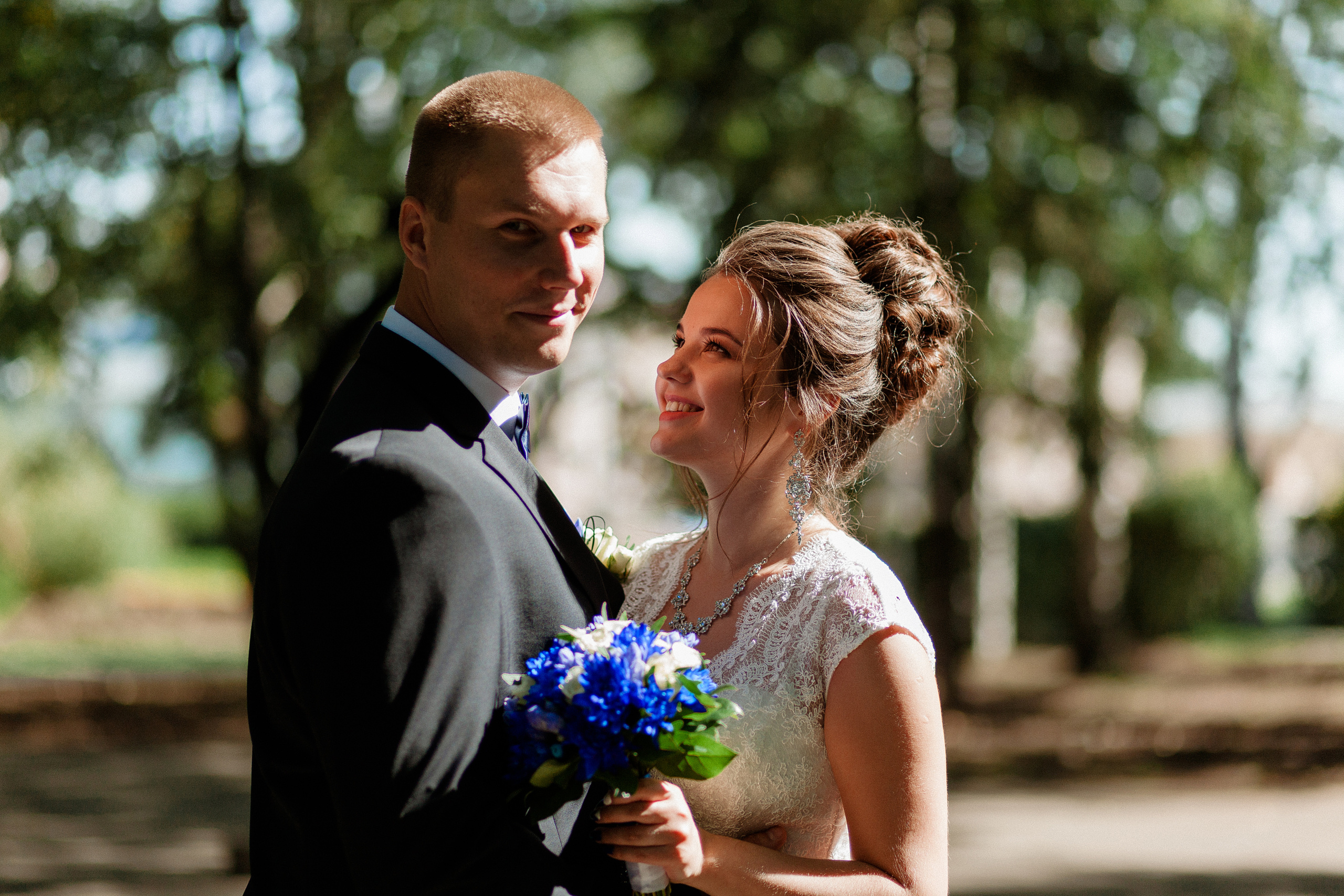 Летняя свадебная фотография в центре города. Олег Сверчков | Свадебный фотограф Вологда