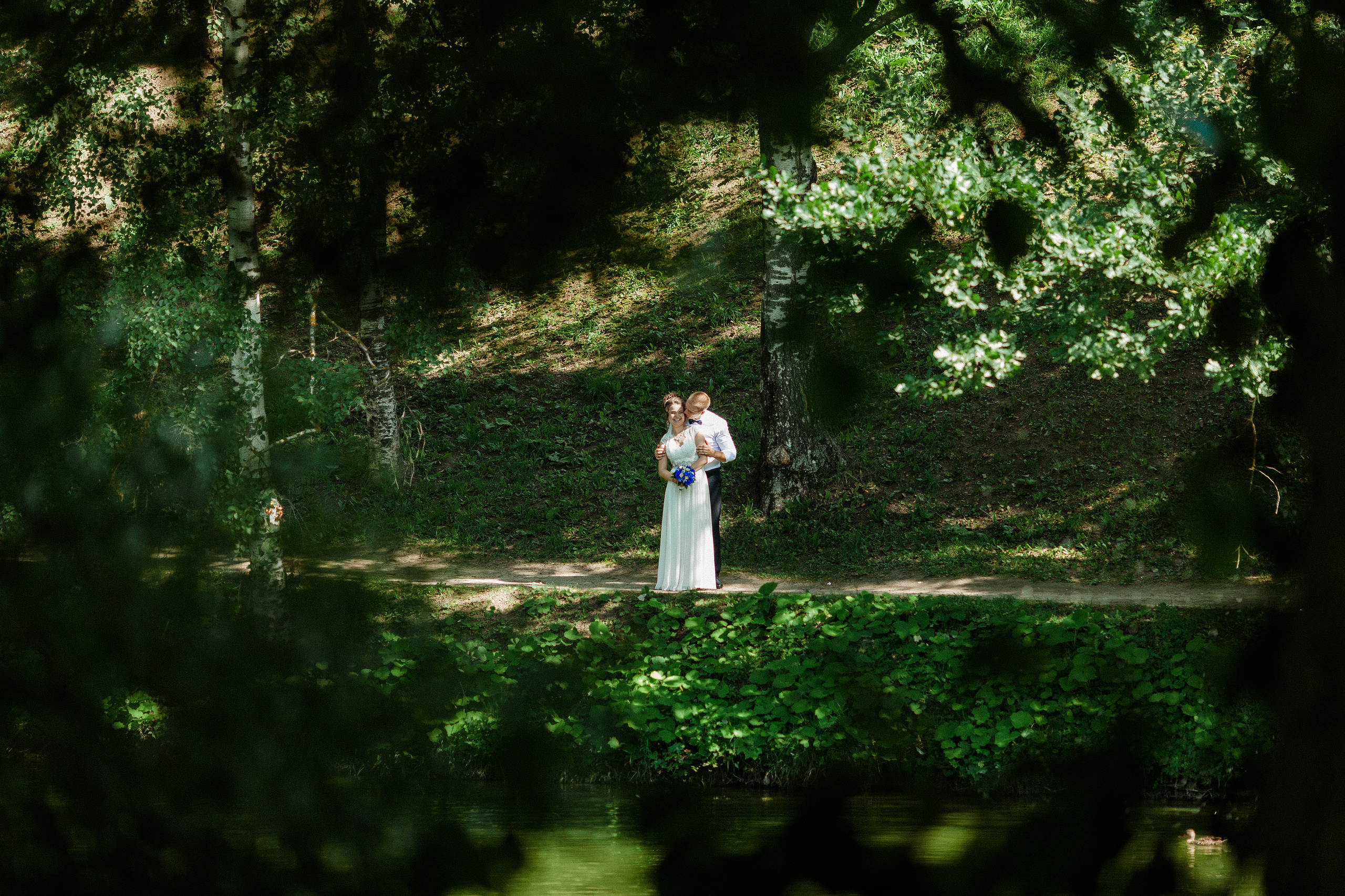 Летняя свадебная фотография в центре города. Олег Сверчков | Свадебный фотограф Вологда