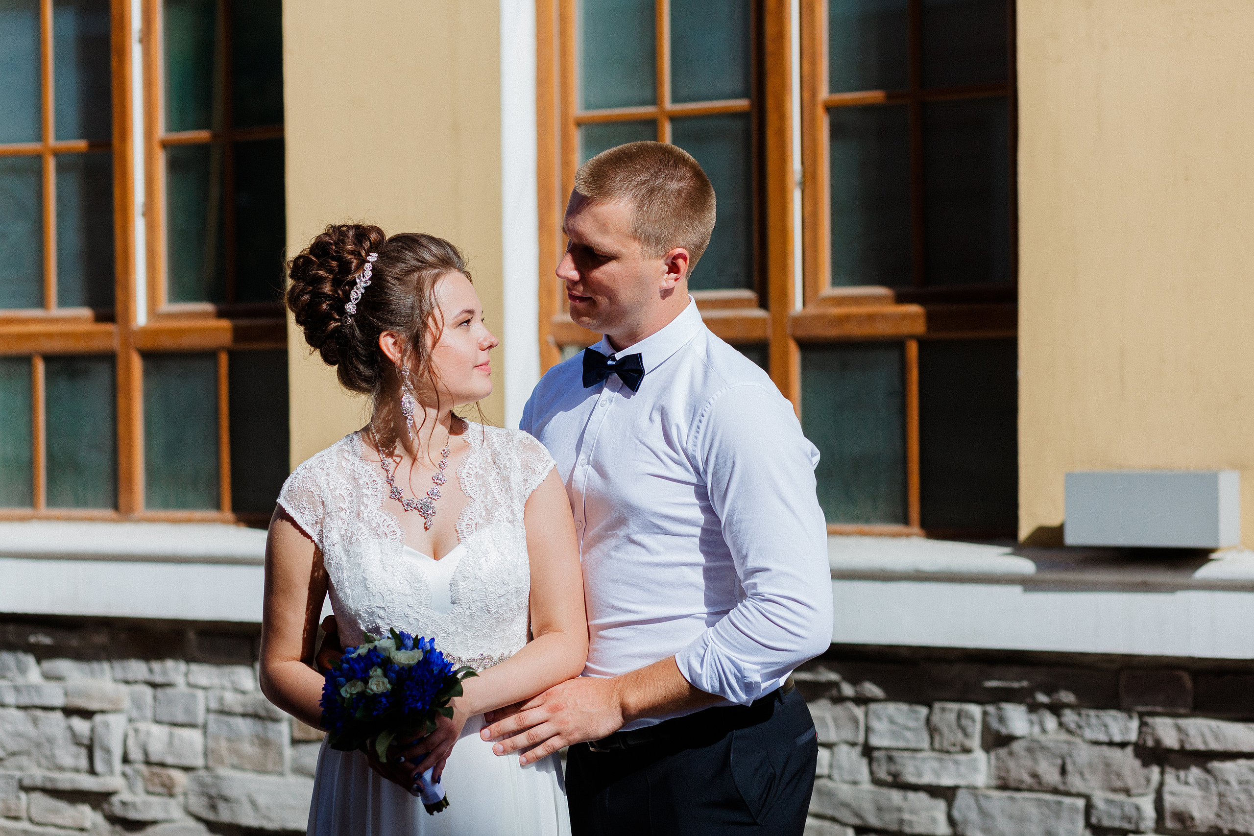 Летняя свадебная фотография в центре города. Олег Сверчков | Свадебный фотограф Вологда