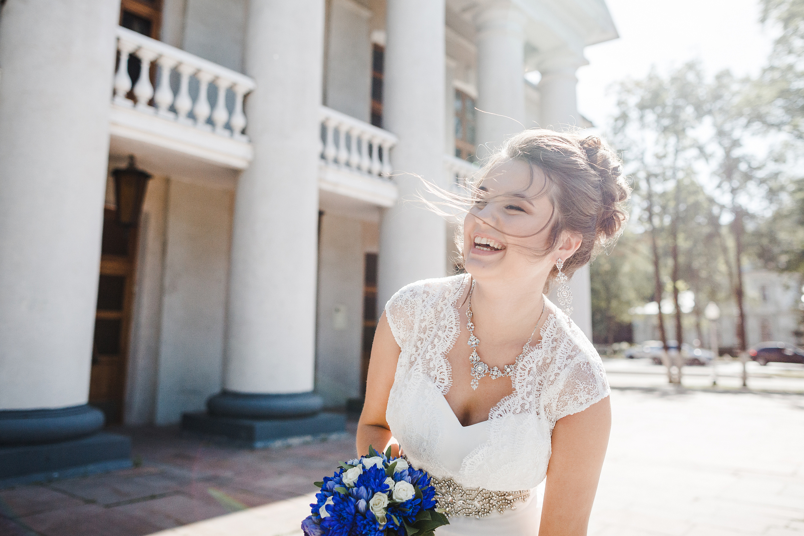 Летняя свадебная фотография в центре города. Олег Сверчков | Свадебный фотограф Вологда