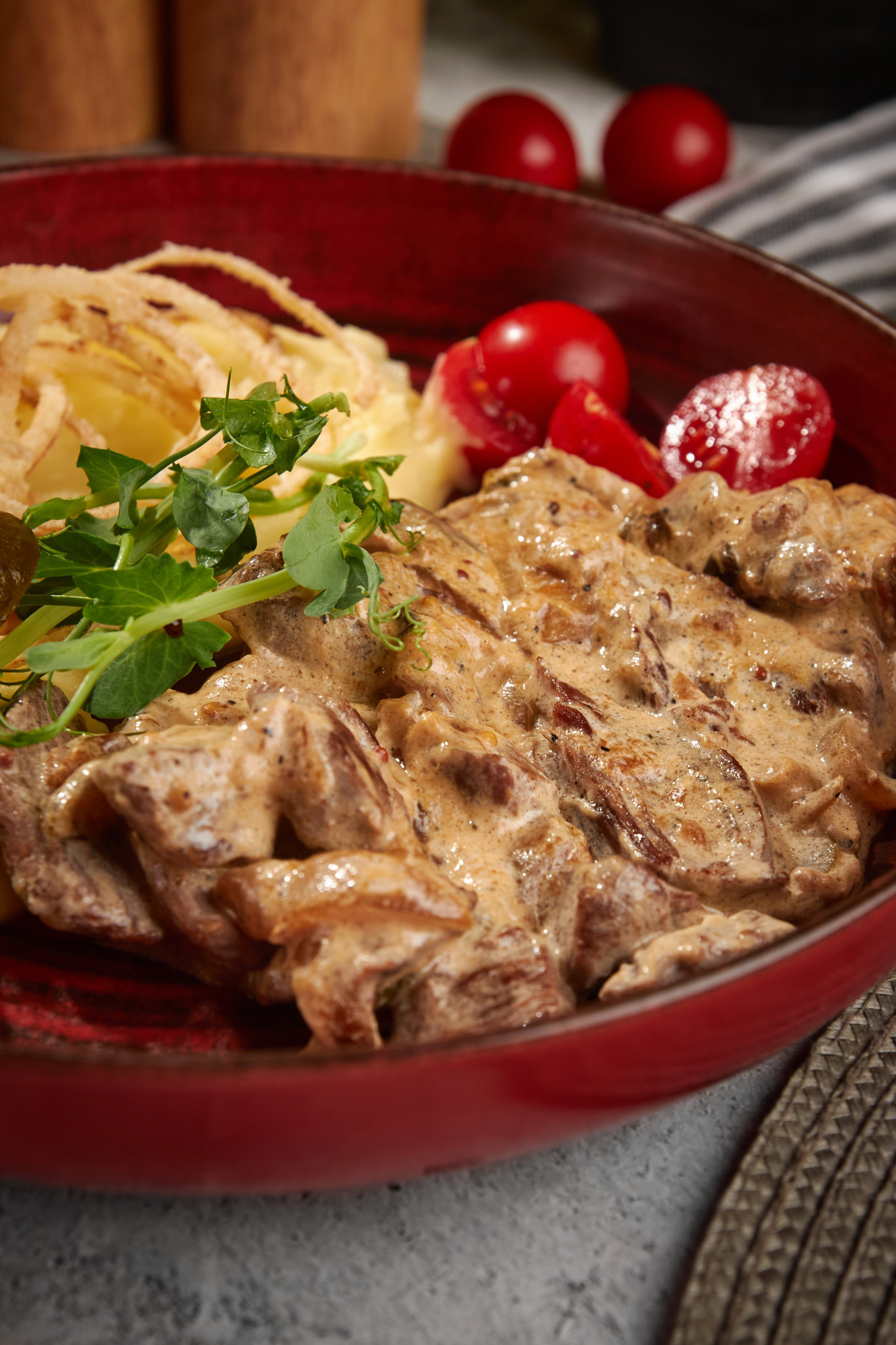 Мясо в сливочном соусе для меню гастробара Lemon, предметная фуд-съёмка, Саратов