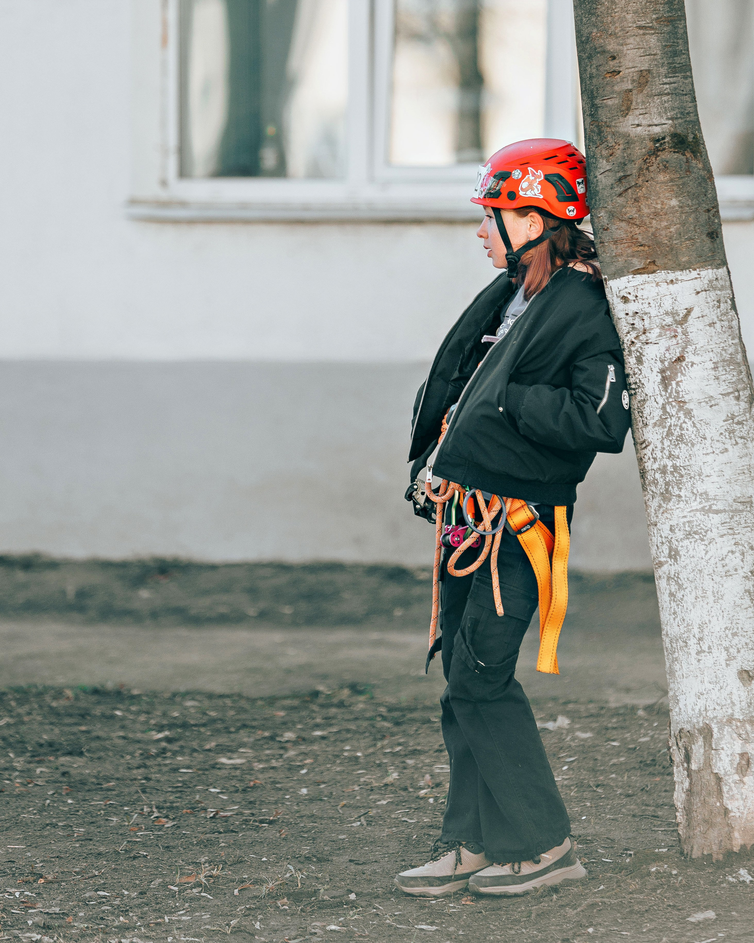 Девочка туристка стоит у дерева