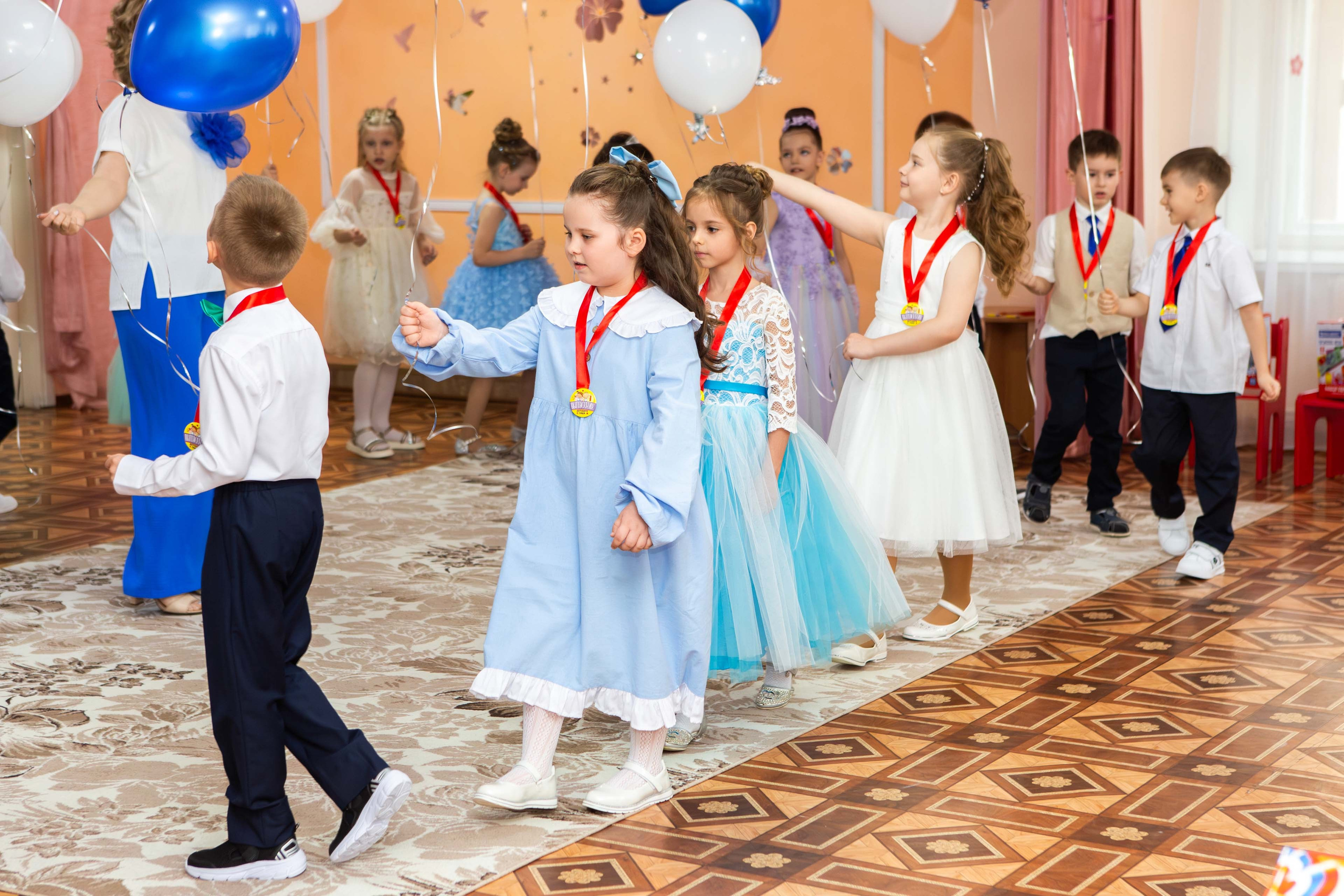 Профессиональный фотограф Николай Богатырев запечатлевает выпускной в детском саду в Мценске, Орле и Орловской области, яркие кадры первоклассников.