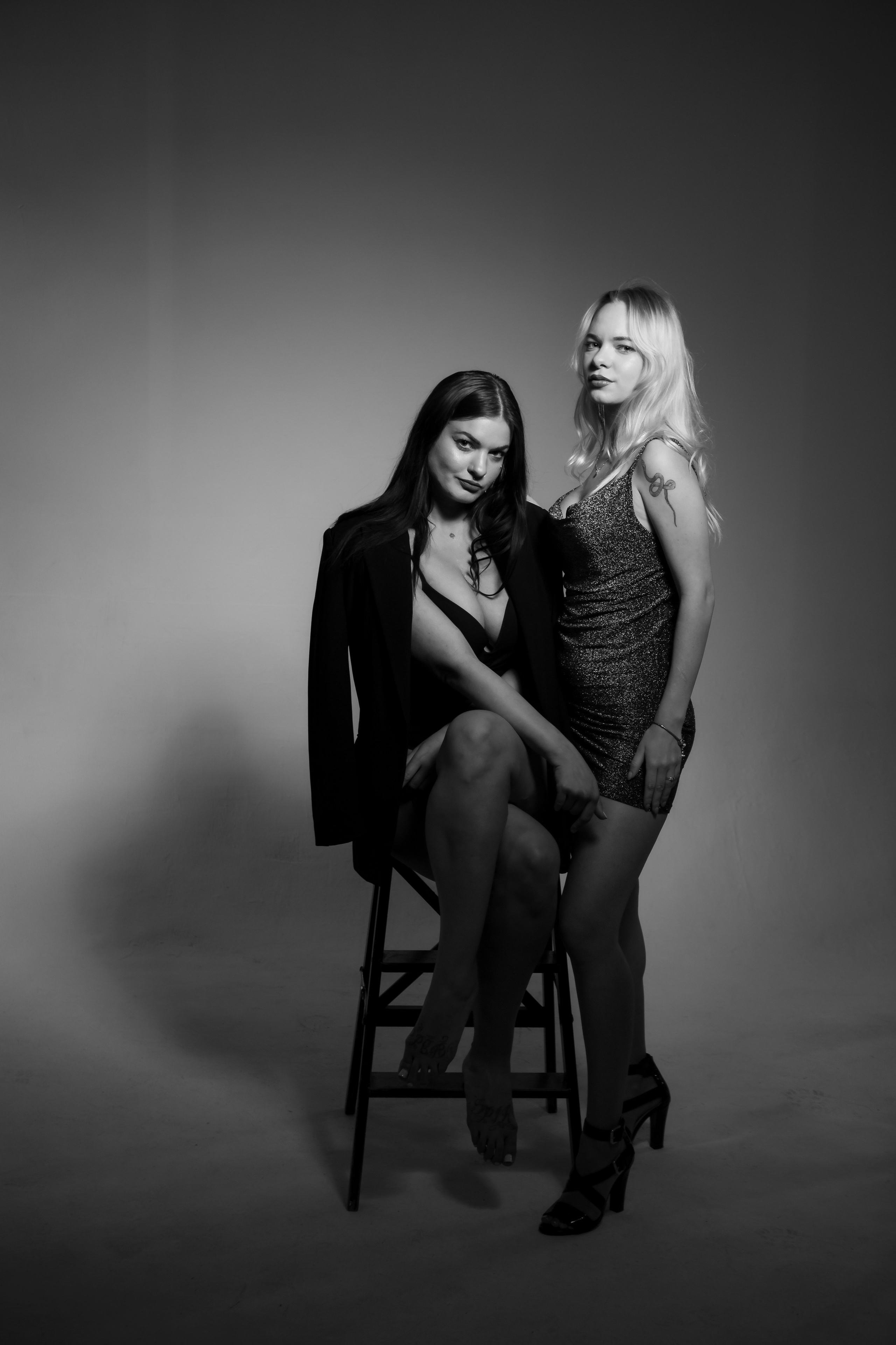 Девушки в черном жакете и коротком платье, пиджаке в студии, черно-белое фото, профессиональная фотосессия на циклораме на белом, черном фоне. Фотограф в Москве. Женский портрет на белом фоне.Женский портрет на черном фоне. Черно-белая фотография. Фотосессия чб. Фотограф Валентина Чемерилова