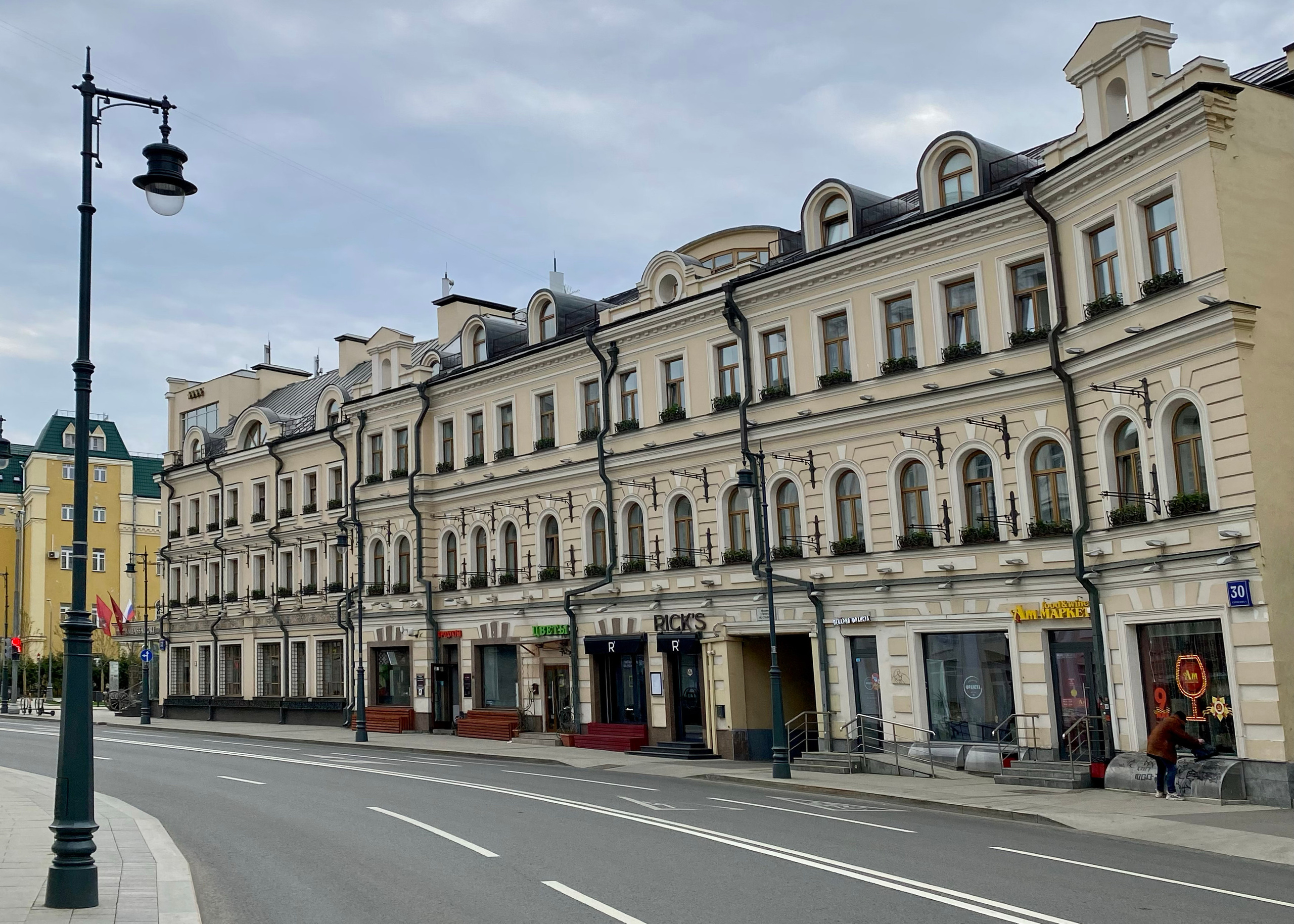Фото в перспективе красивая улица Остоженка в центре города.