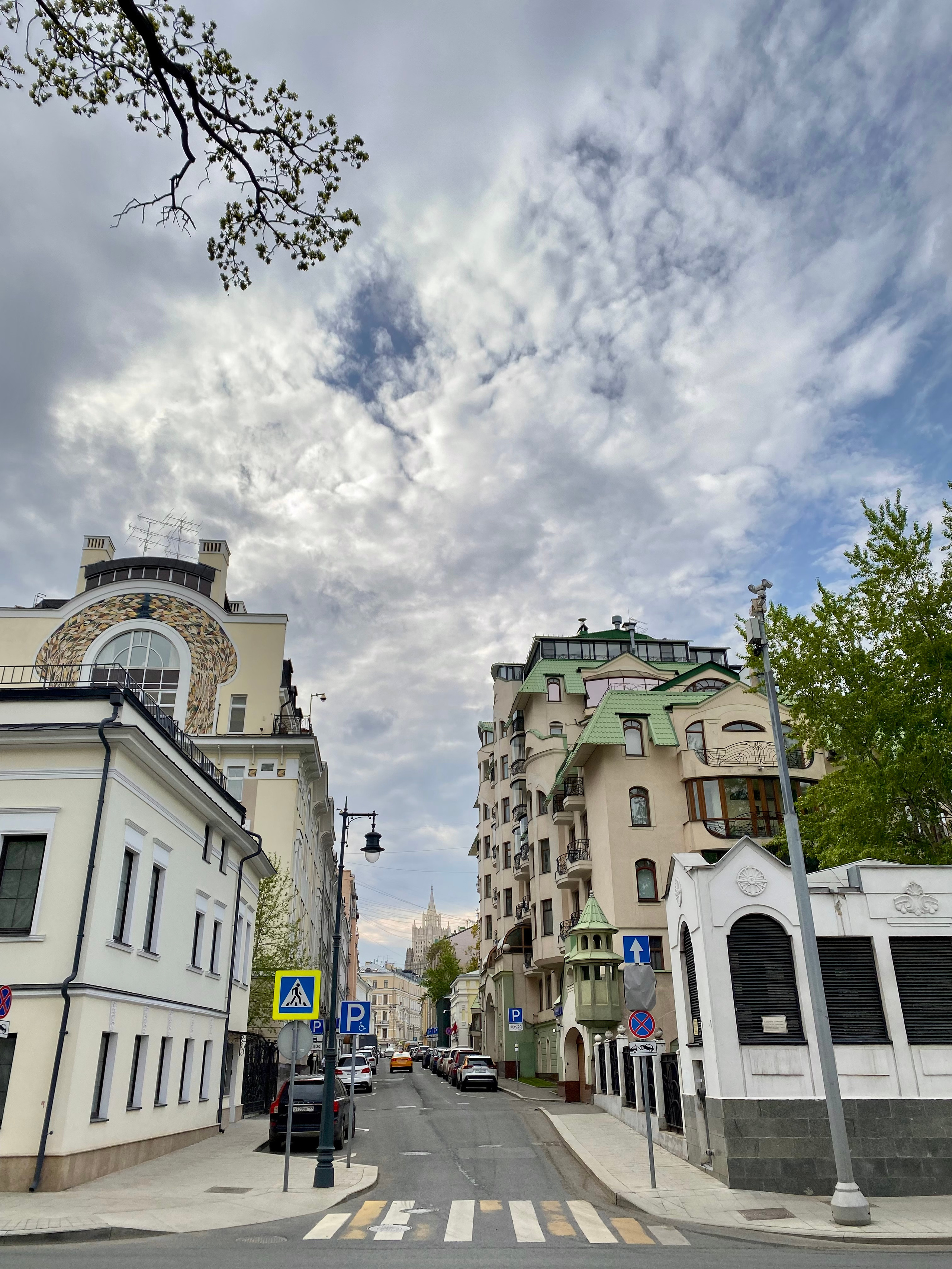 Красивые улицы в городе Москва — Остоженка интересная архитектура.