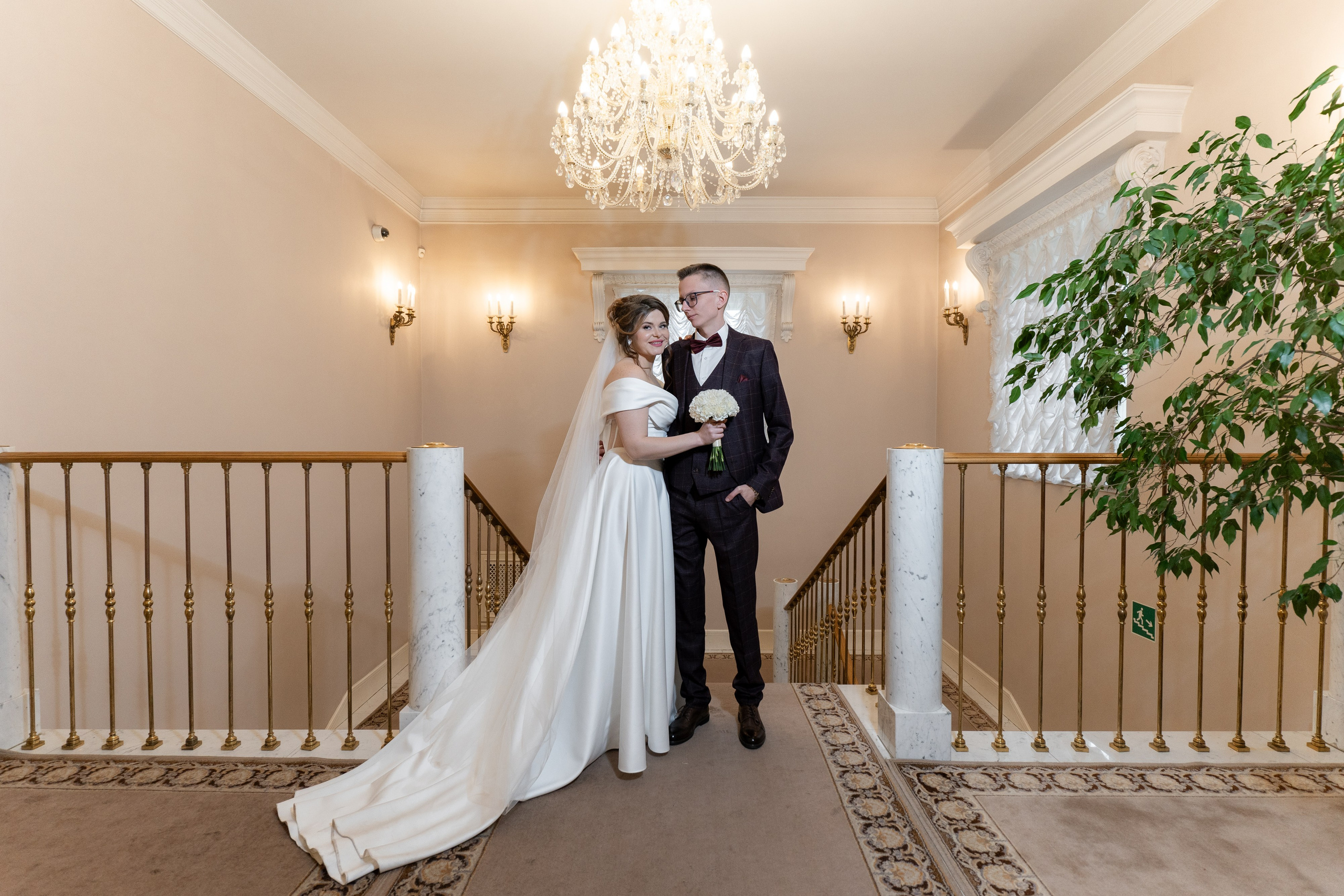 Свадебная фотосессия на главной лестнице ЗАГСа в Царском Селе.