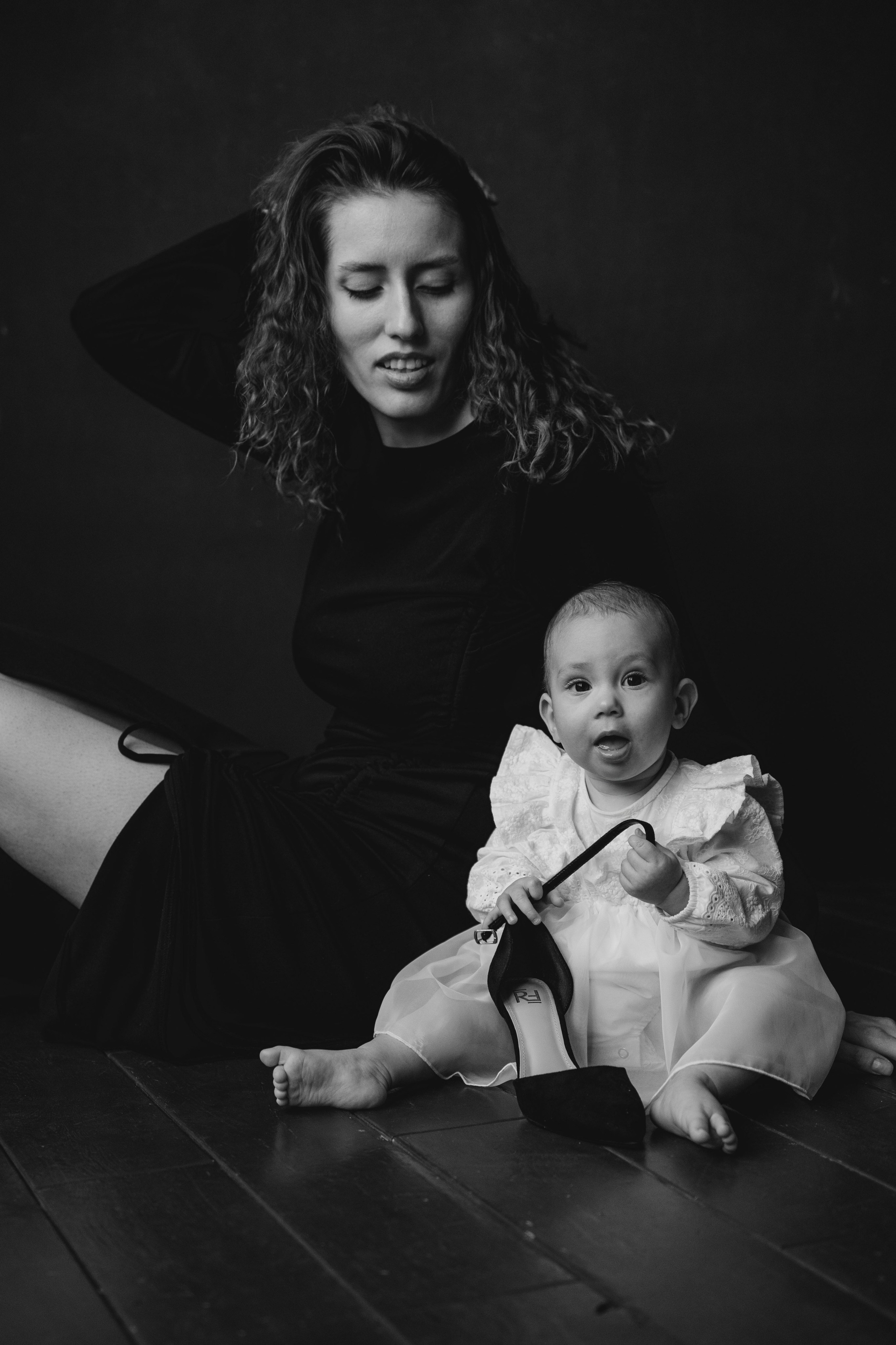 Фотосессия мамы и дочки в студии в Санкт-Петербурге. Минимализм, темный фон